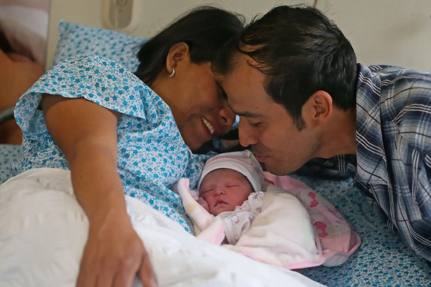 El Instituto Nacional Materno Perinatal premió a los padres de los primeros bebés nacidos en Año Nuevo. Ellos son Kallens Adriano,  Kelsey, Hanna Victoria y Alexander Víctor.  Foto: ANDINA/Vidal Tarqui