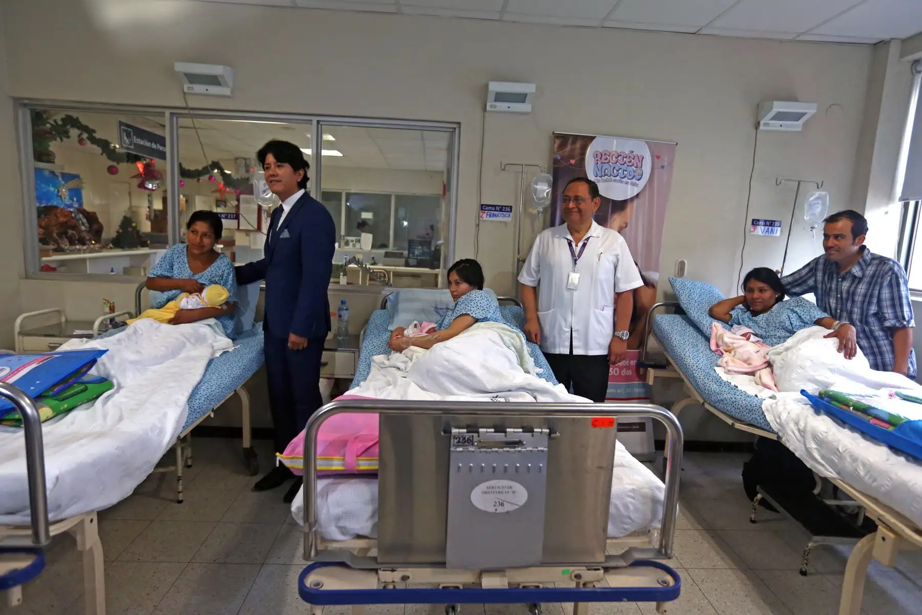 El Instituto Nacional Materno Perinatal premió a los padres de los primeros bebés nacidos en Año Nuevo. Ellos son Kallens Adriano,  Kelsey, Hanna Victoria y Alexander Víctor.  Foto: ANDINA/Vidal Tarqui