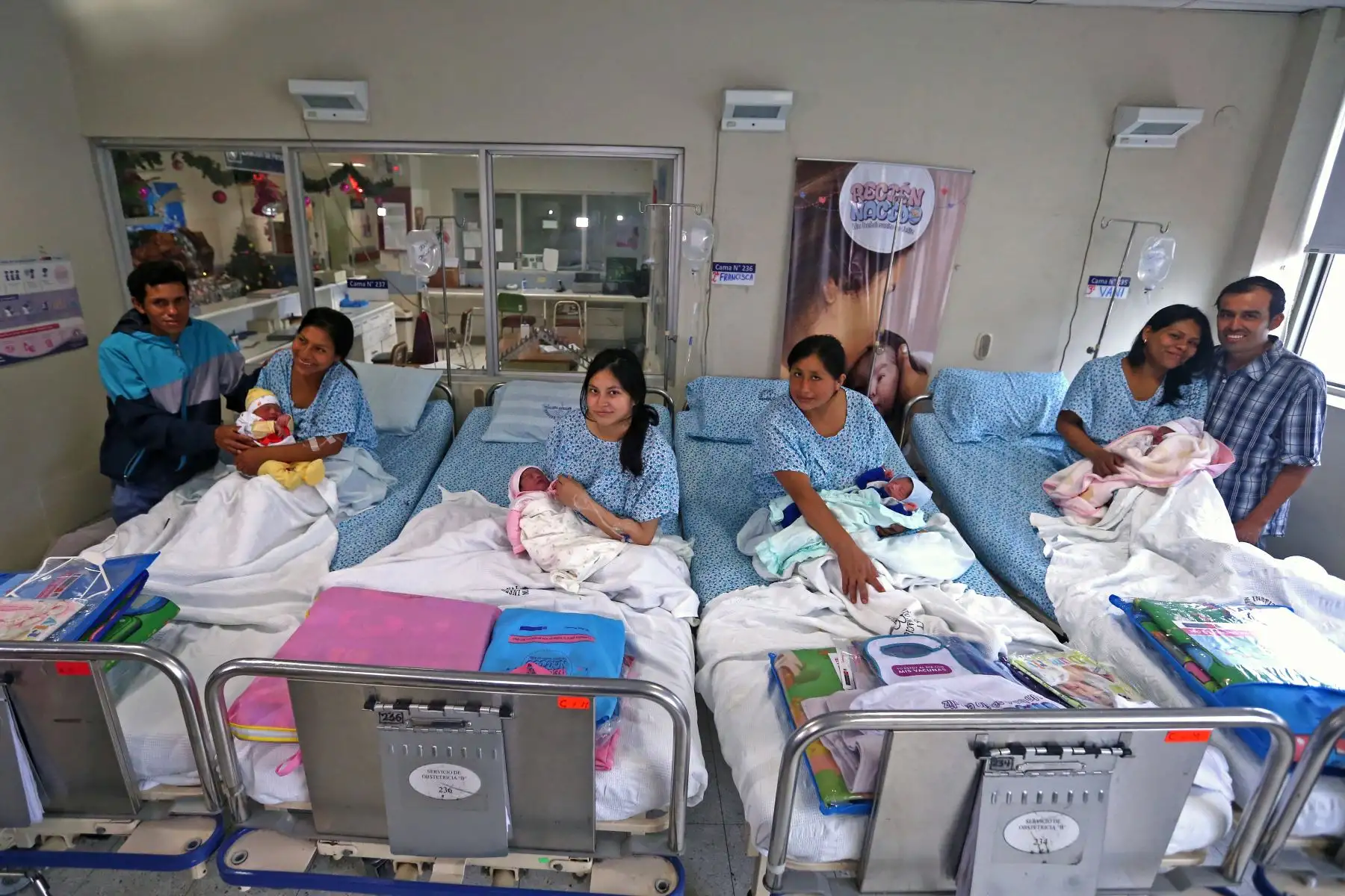 El Instituto Nacional Materno Perinatal premió a los padres de los primeros bebés nacidos en Año Nuevo. Ellos son Kallens Adriano,  Kelsey, Hanna Victoria y Alexander Víctor.  Foto: ANDINA/Vidal Tarqui