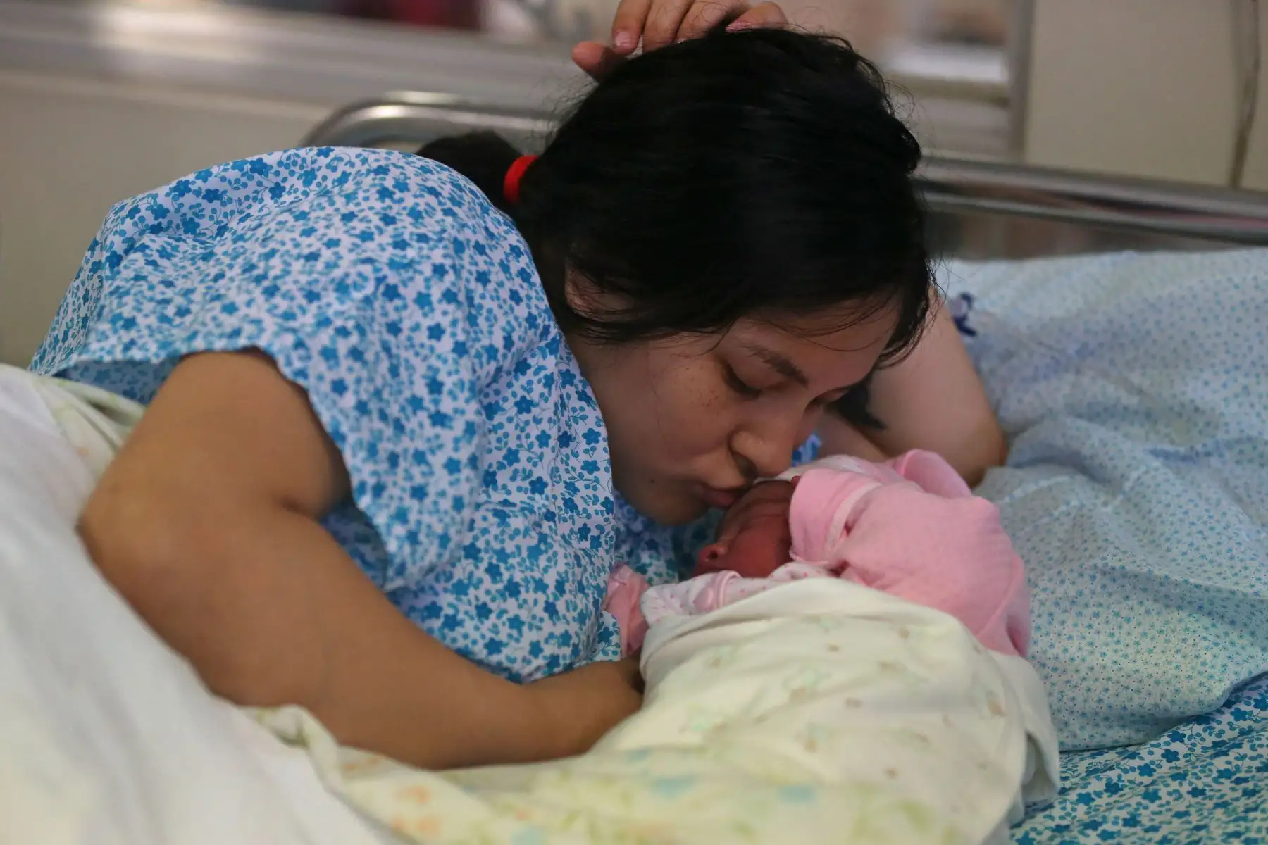 El Instituto Nacional Materno Perinatal premió a los padres de los primeros bebés nacidos en Año Nuevo. Ellos son Kallens Adriano,  Kelsey, Hanna Victoria y Alexander Víctor.  Foto: ANDINA/Vidal Tarqui