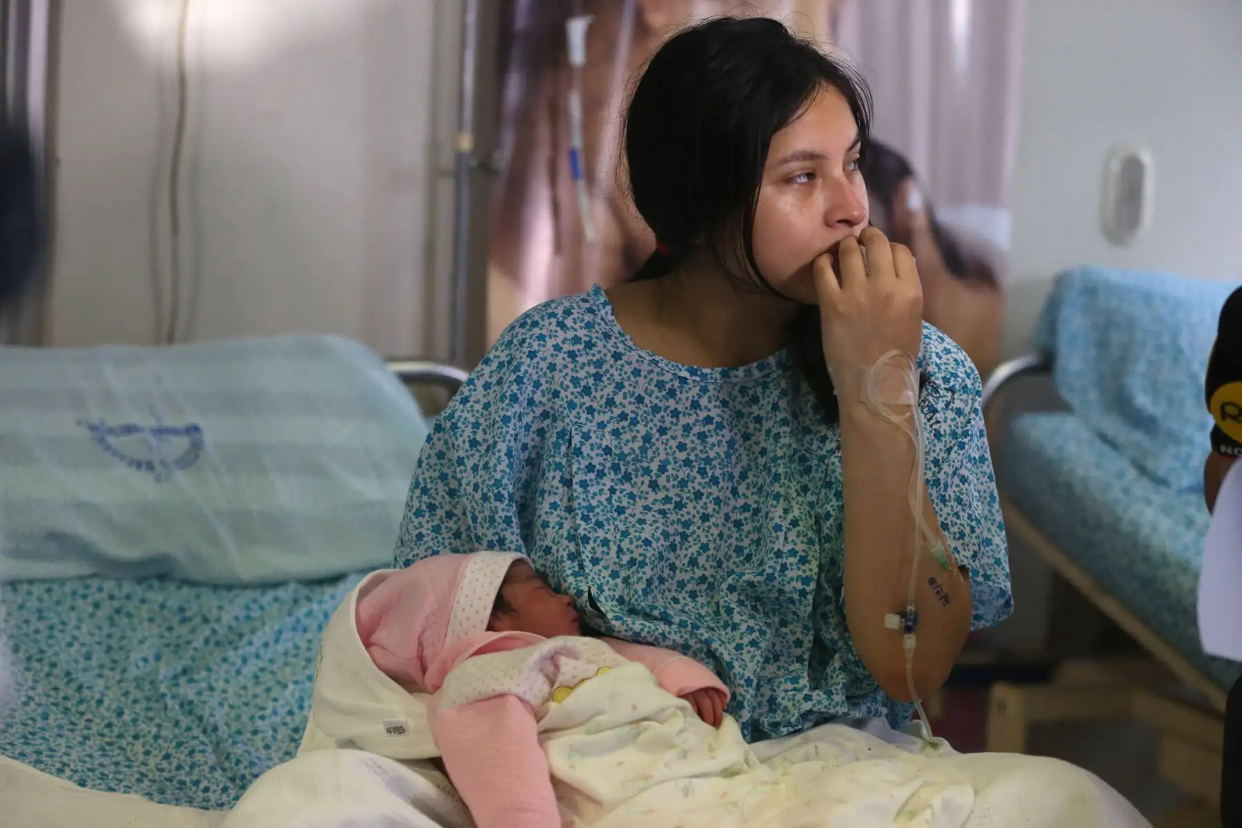 El Instituto Nacional Materno Perinatal premió a los padres de los primeros bebés nacidos en Año Nuevo. Ellos son Kallens Adriano,  Kelsey, Hanna Victoria y Alexander Víctor.  Foto: ANDINA/Vidal Tarqui