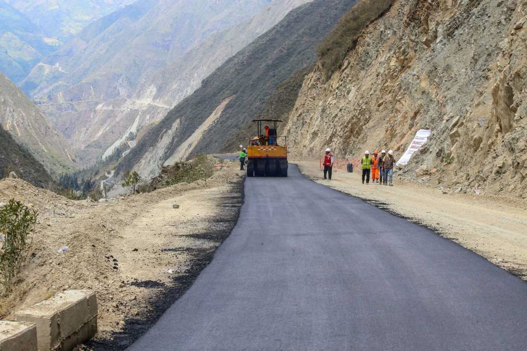 Con el objetivo de mejorar las condiciones de transitabilidad de los peruanos, el Ministerio de Transportes y Comunicaciones (MTC) pavimentó 1,058 kilómetros de vías nacionales durante el año 2018.