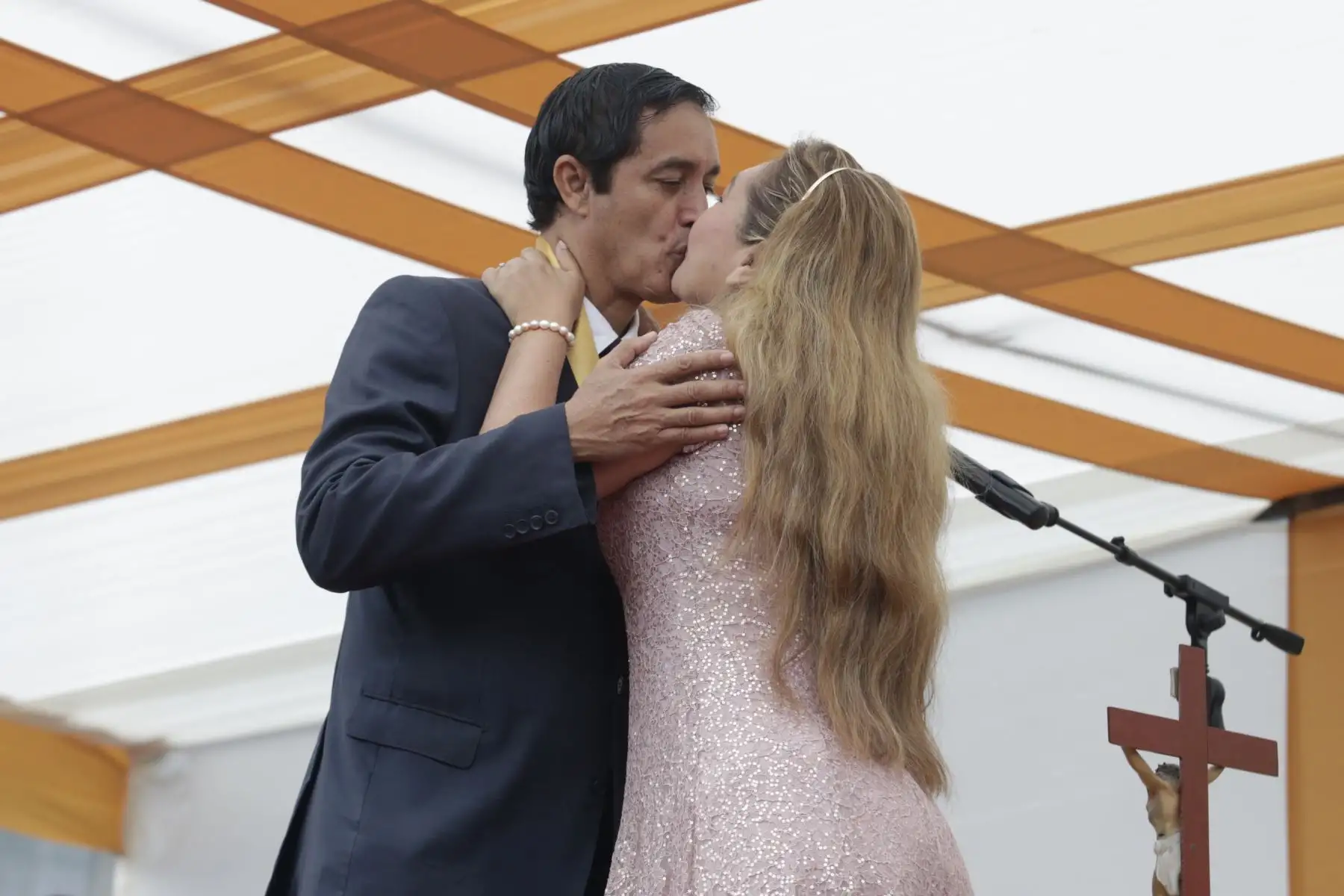 Alex González Castillo, Alcalde de San Juan de Lurigancho y su esposa se besan durante la Ceremonia de Juramentación realizada en el local Institucional de la Municipalidad. Foto: ANDINA/Nathalie Sayago