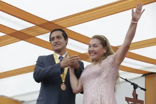 Alex Gonzales y su esposa durante la juramentación de su cargo. Foto: ANDINA