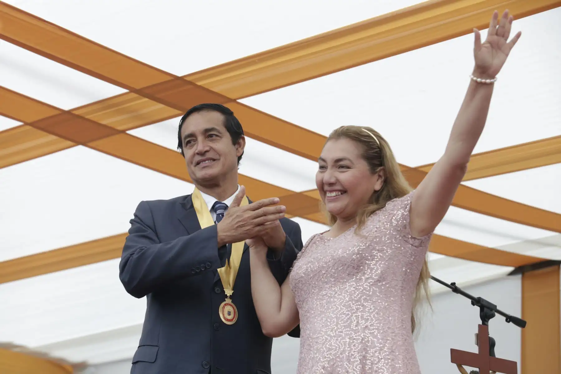 Alex González Castillo, Alcalde de San Juan de Lurigancho y su esposa saludan durante la Ceremonia de Juramentación realizada en el local Institucional de la Municipalidad. Foto: ANDINA/Nathalie Sayago