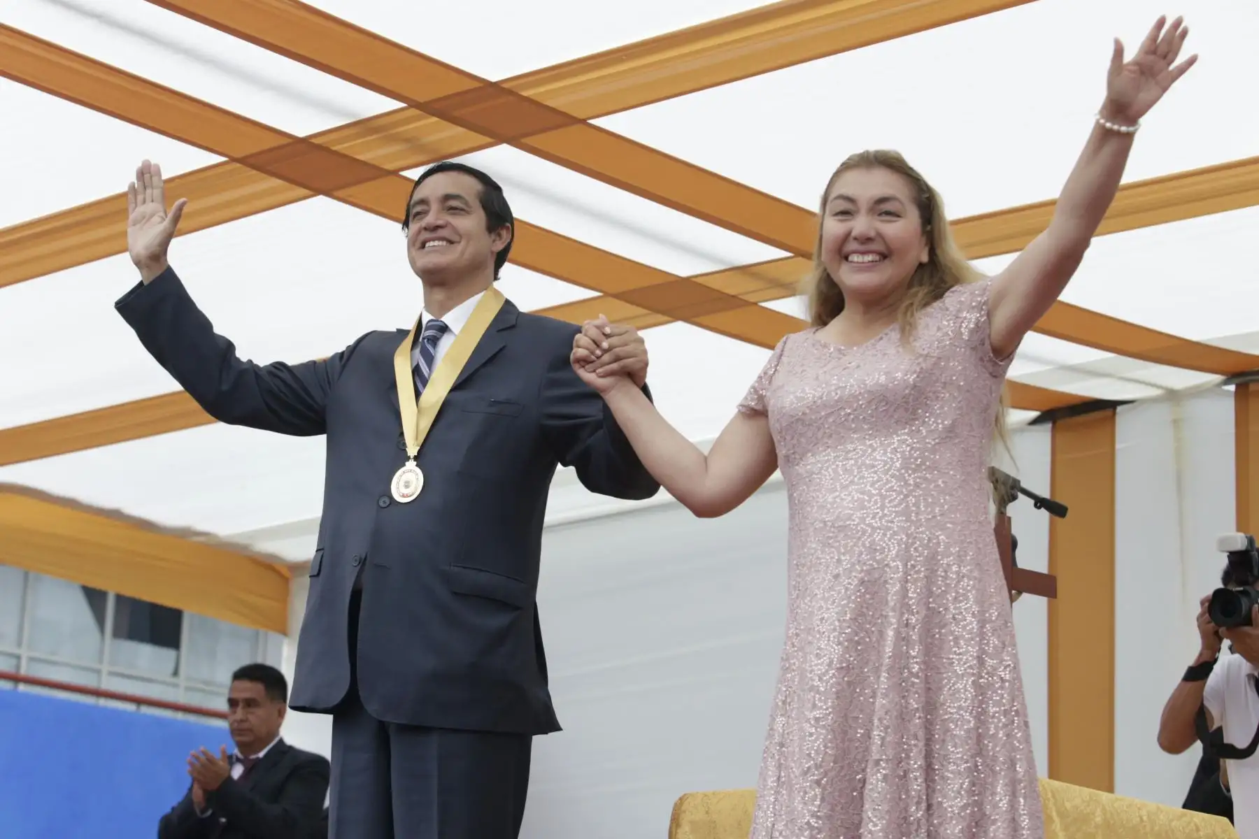 Alex González Castillo, Alcalde de San Juan de Lurigancho y su esposa saludan durante la Ceremonia de Juramentación realizada en el local Institucional de la Municipalidad. Foto: ANDINA/Nathalie Sayago