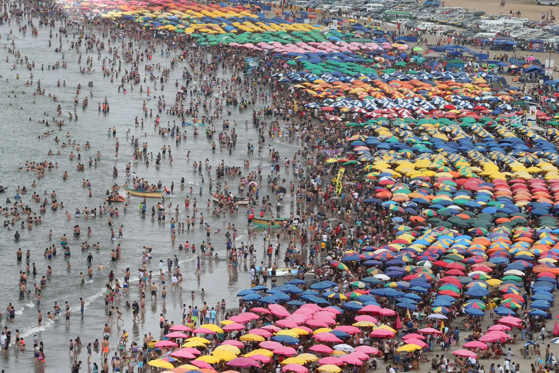 Limeños  disfrutan de playas en primer día del año, en  playa de agua dulce Chorrillos. Foto: ANDINA/Vidal Tarqui