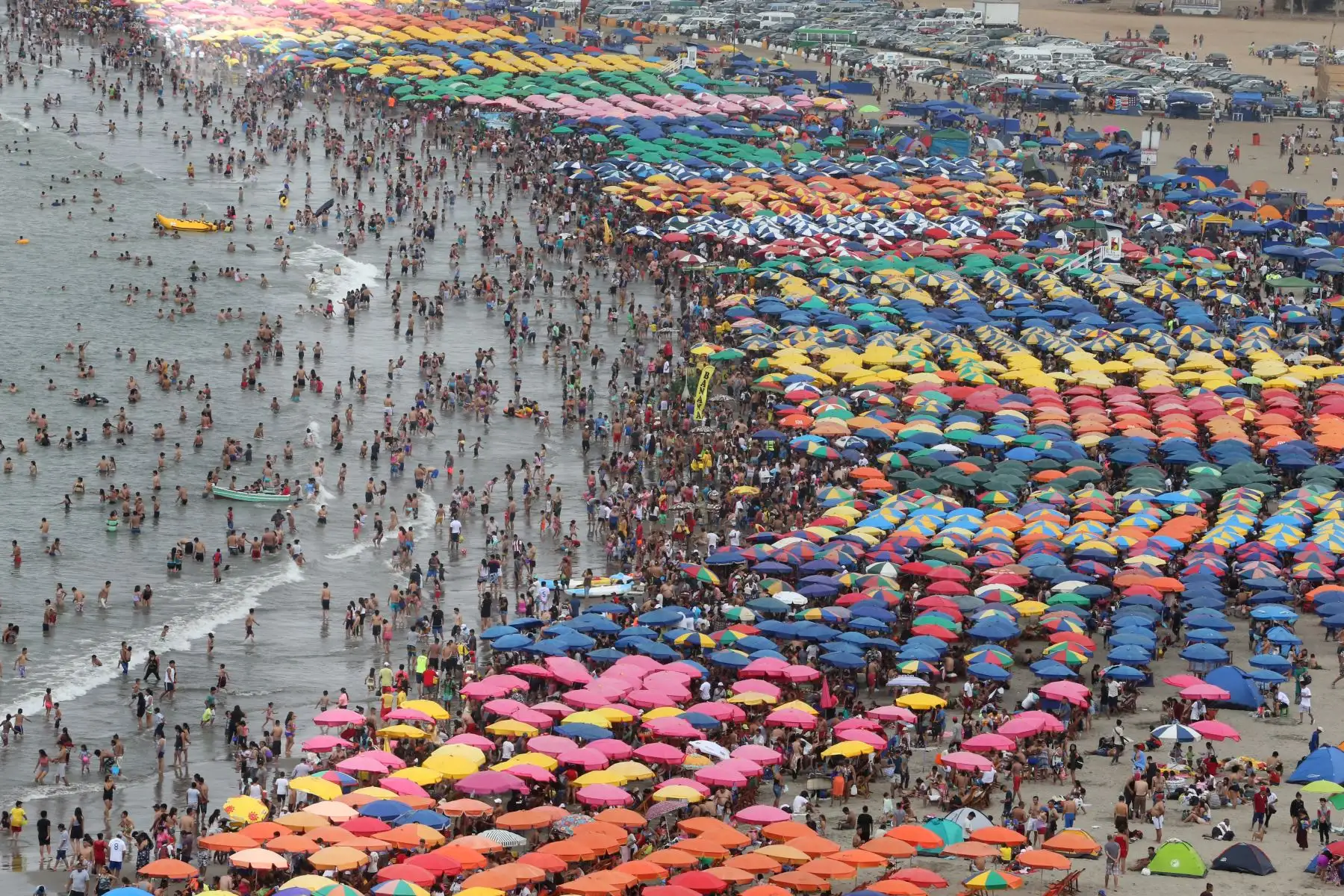 Limeños  disfrutan de playas en primer día del año, en  playa de agua dulce Chorrillos. Foto: ANDINA/Vidal Tarqui