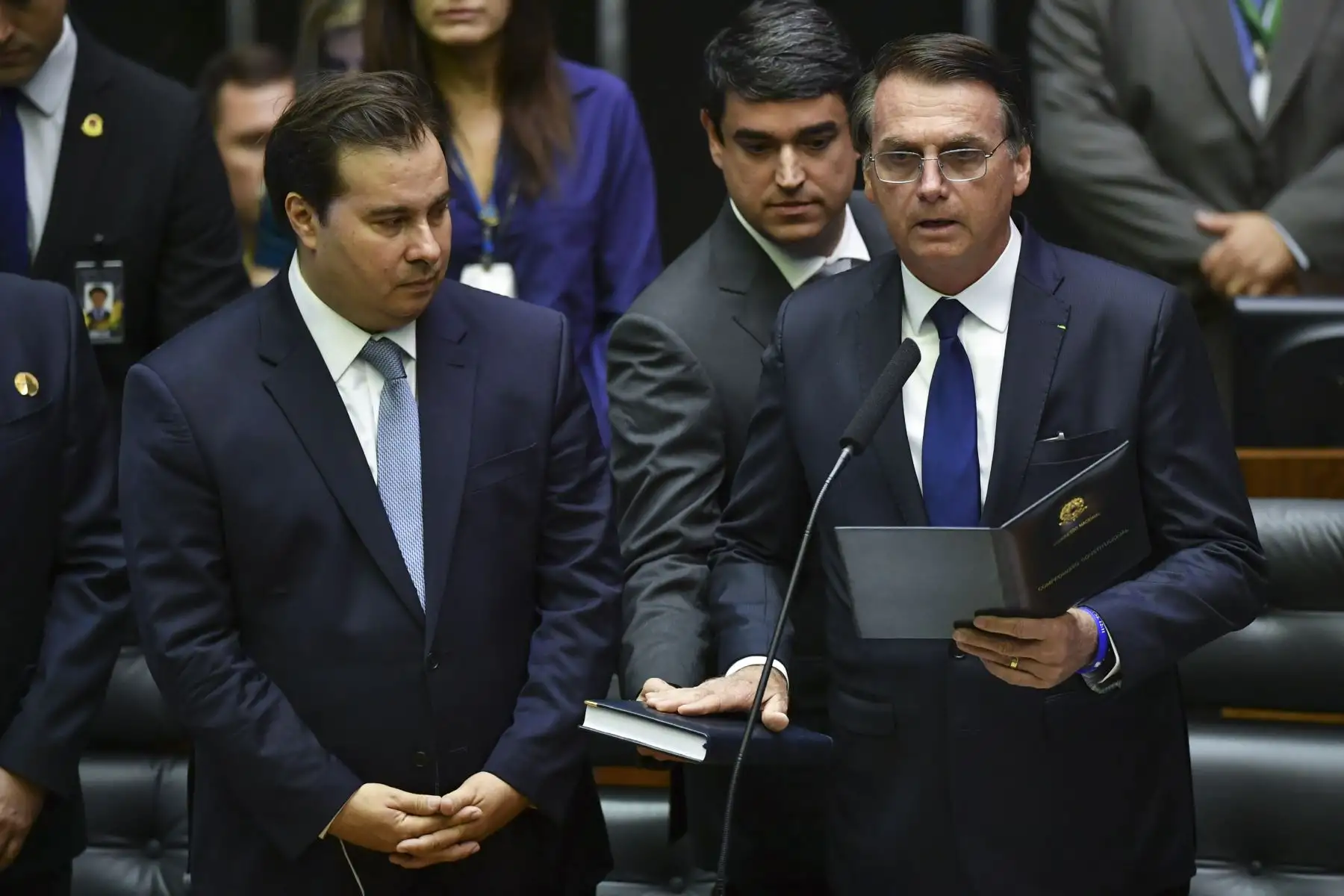 Jair Bolsonaro juramento como nuevo presidente de Brasil, junto al presidente de la Cámara Baja de Brasil, Rodrigo Maia, en el Congreso en Brasilia .Foto: ANDINA/AFP