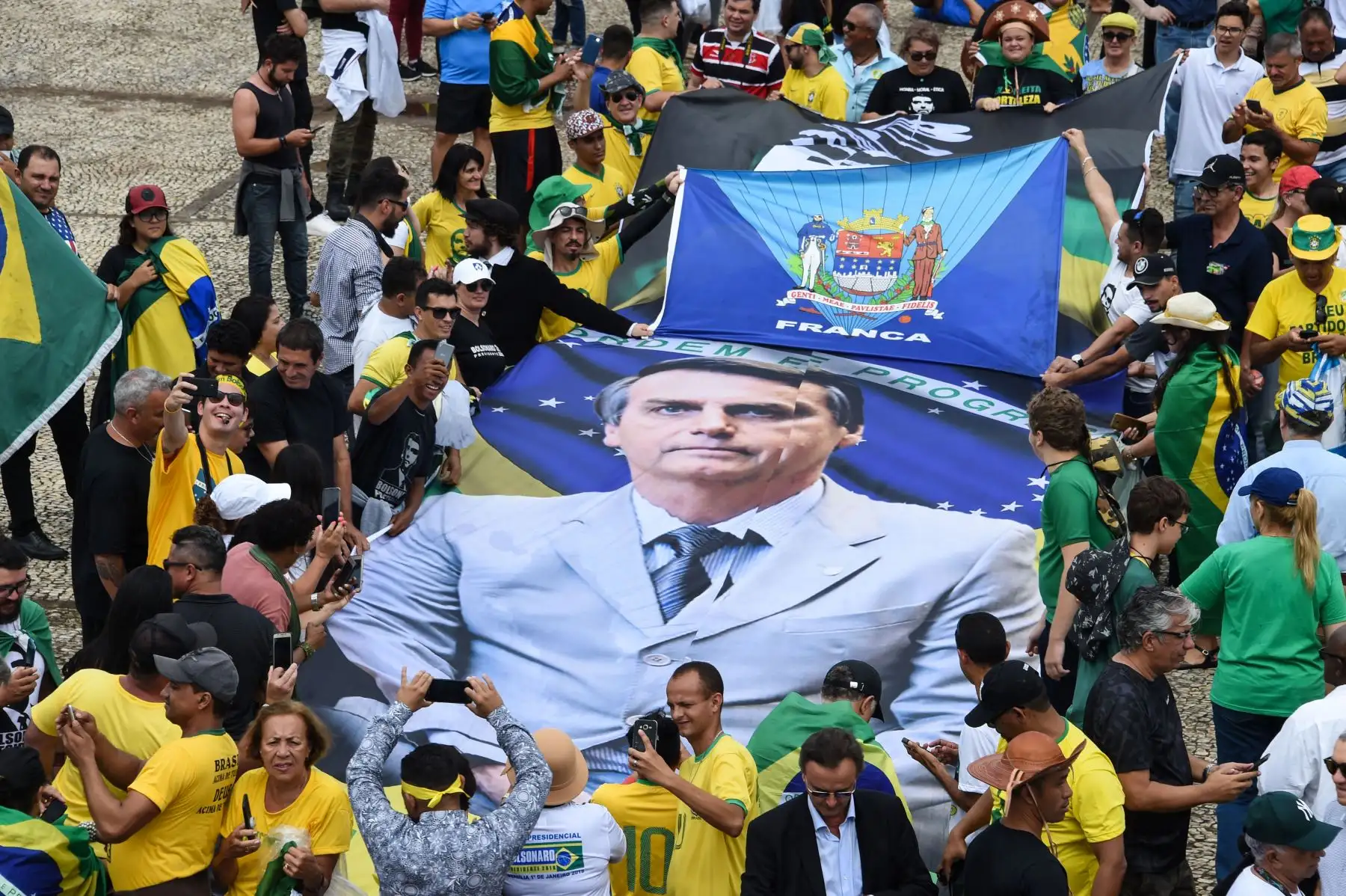 Los partidarios del presidente electo de Brasil, Jair Bolsonaro, se reúnen en la plaza "Tres Poderes" frente al Palacio de Planalto en Brasilia. Foto:AFP
