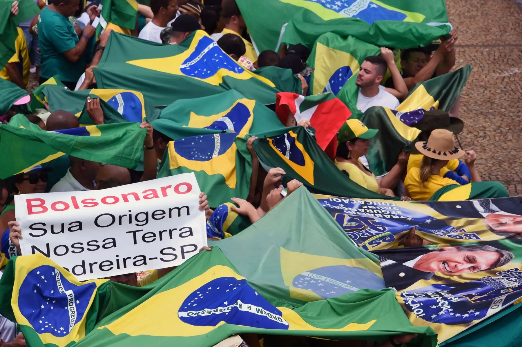 Los partidarios del presidente electo de Brasil, Jair Bolsonaro, se reúnen en la plaza "Tres Poderes" frente al Palacio de Planalto en Brasilia. Foto:AFP