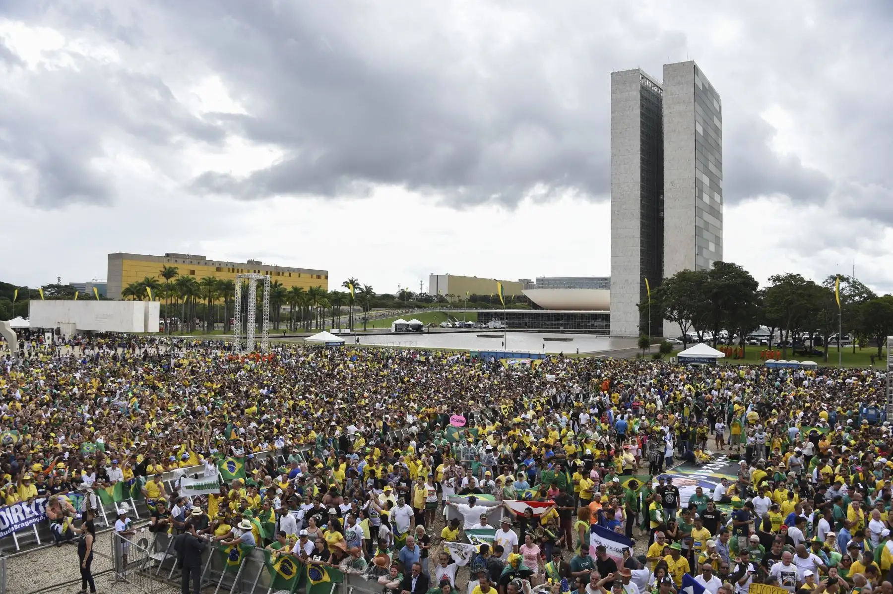 Los partidarios del presidente electo de Brasil, Jair Bolsonaro, se reúnen en la plaza "Tres Poderes" frente al Palacio de Planalto en Brasilia. Foto:AFP
