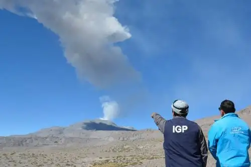 Reportan explosiones y dispersión de cenizas en el volcán Sabancaya, ubicado en Arequipa.
