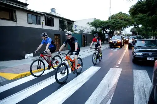 Alcalde Jorge Muñoz llegó en bicicleta a palacio municipal en primer día de gestión. ANDINA/Luis Iparraguirre