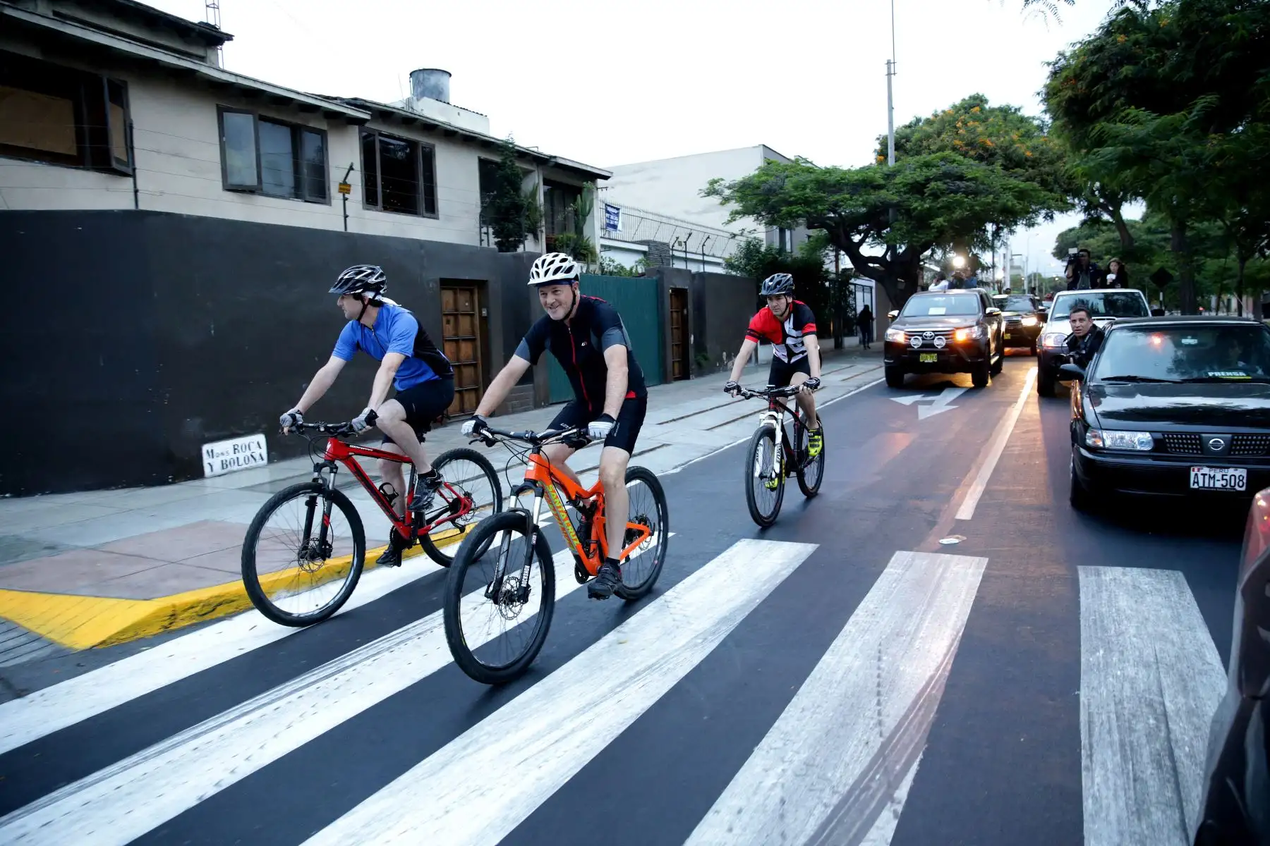 Alcalde Jorge Muñoz llegó en bicicleta a palacio municipal en primer día de gestión. ANDINA/Luis Iparraguirre