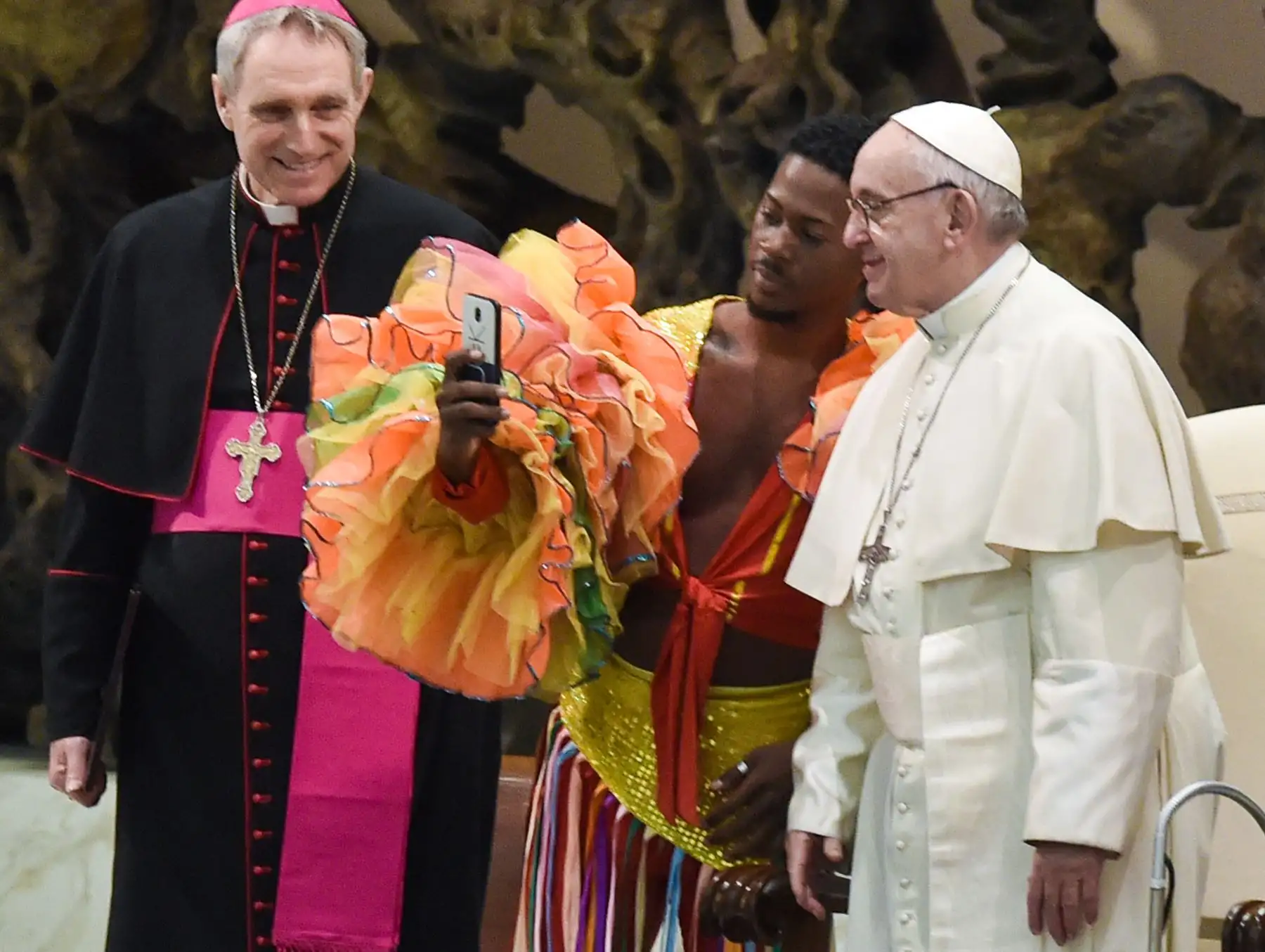 El Papa Francisco posa para un selfie con un artista del circo de Cuba,  durante la audiencia general semanal en la sala Pablo VI  en el Vaticano. Foto: AFP