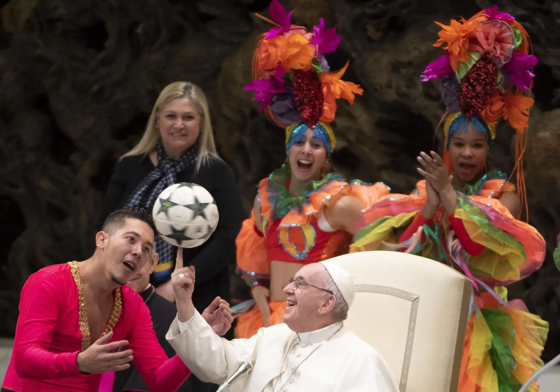 El papa Francisco recibe a miembros del Circo de Cuba durante la audiencia general de los niños en la Sala Pablo VI en el Vaticano hoy.  Foto: EFE