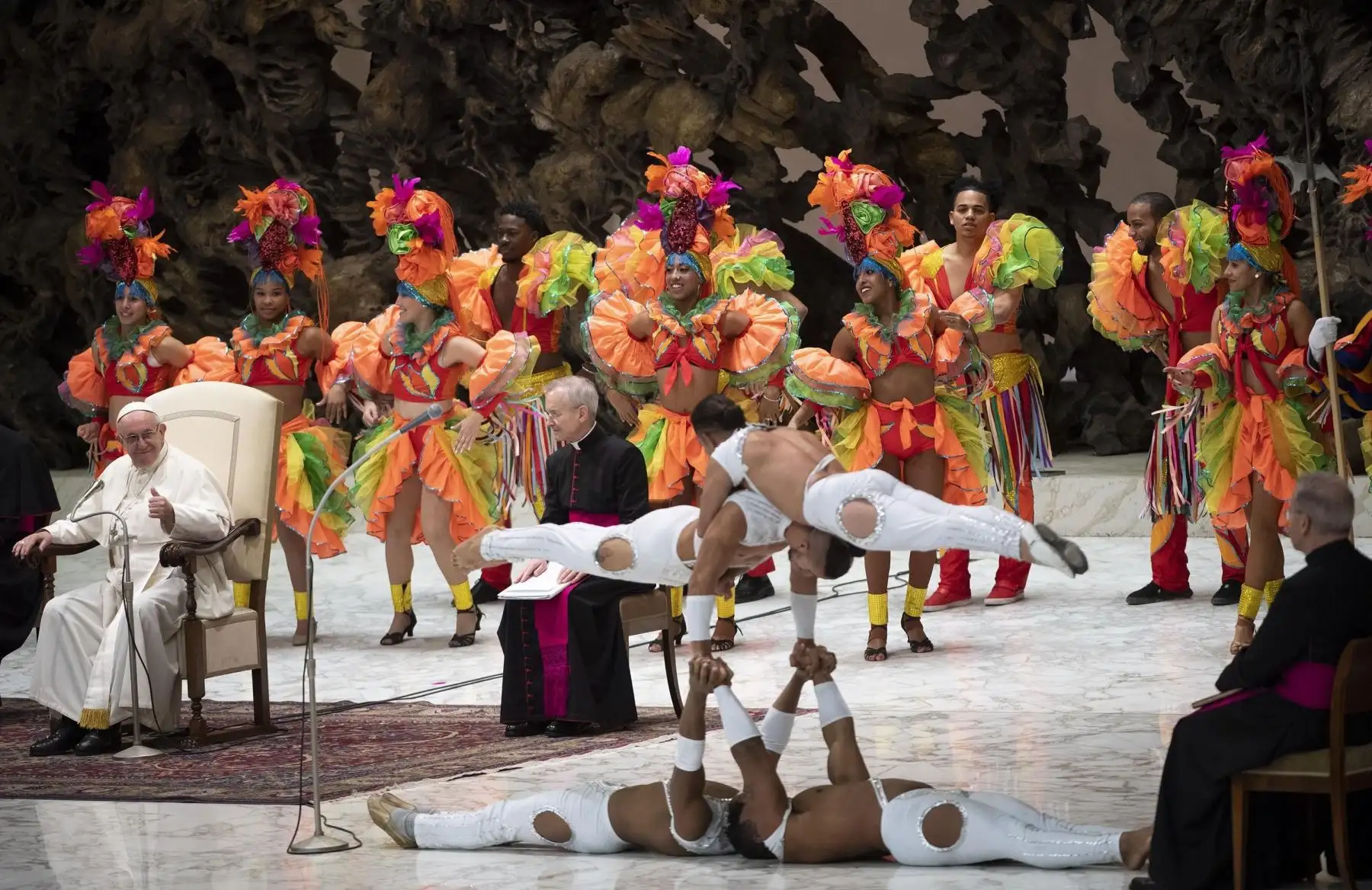 El padre Francisco recibe a los miembros del Circo de Cuba durante la audiencia general de los niños en la Sala Pablo VI en el Vaticano. EFE