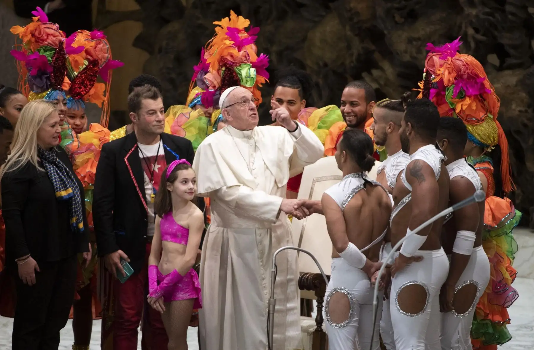 El papa Francisco recibe a miembros del Circo de Cuba durante la audiencia general de los miercoles en la Sala Pablo VI en el Vaticano. EFE