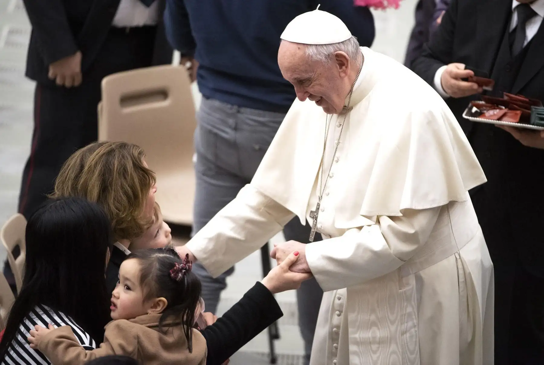 El papa Francisco  saluda a los fieles durante la audiencia general de los miércoles en la Sala Pablo VI en el Vaticano. EFE