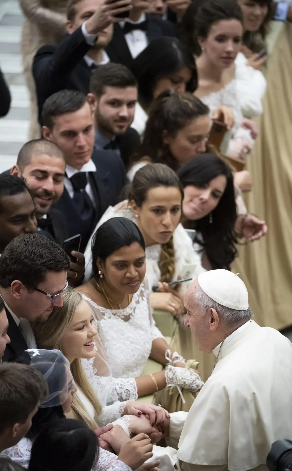 El papa Francisco  saluda a los novios durante la audiencia general de los miércoles en la Sala Pablo VI en el Vaticano