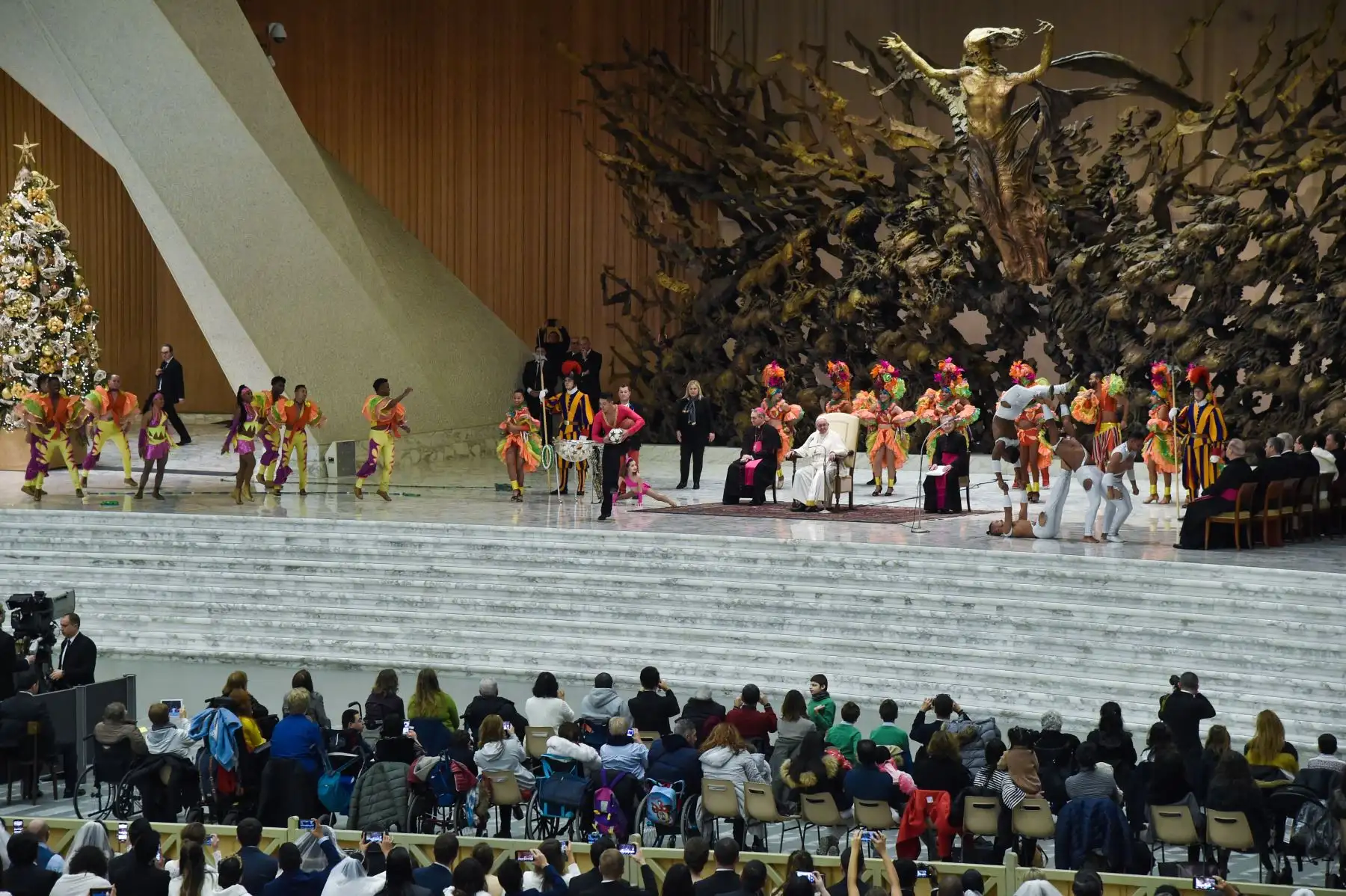 El Papa Francisco observa a los artistas del circo de Cuba durante la audiencia general semanal en el salón Pablo VI. Foto: AFP
