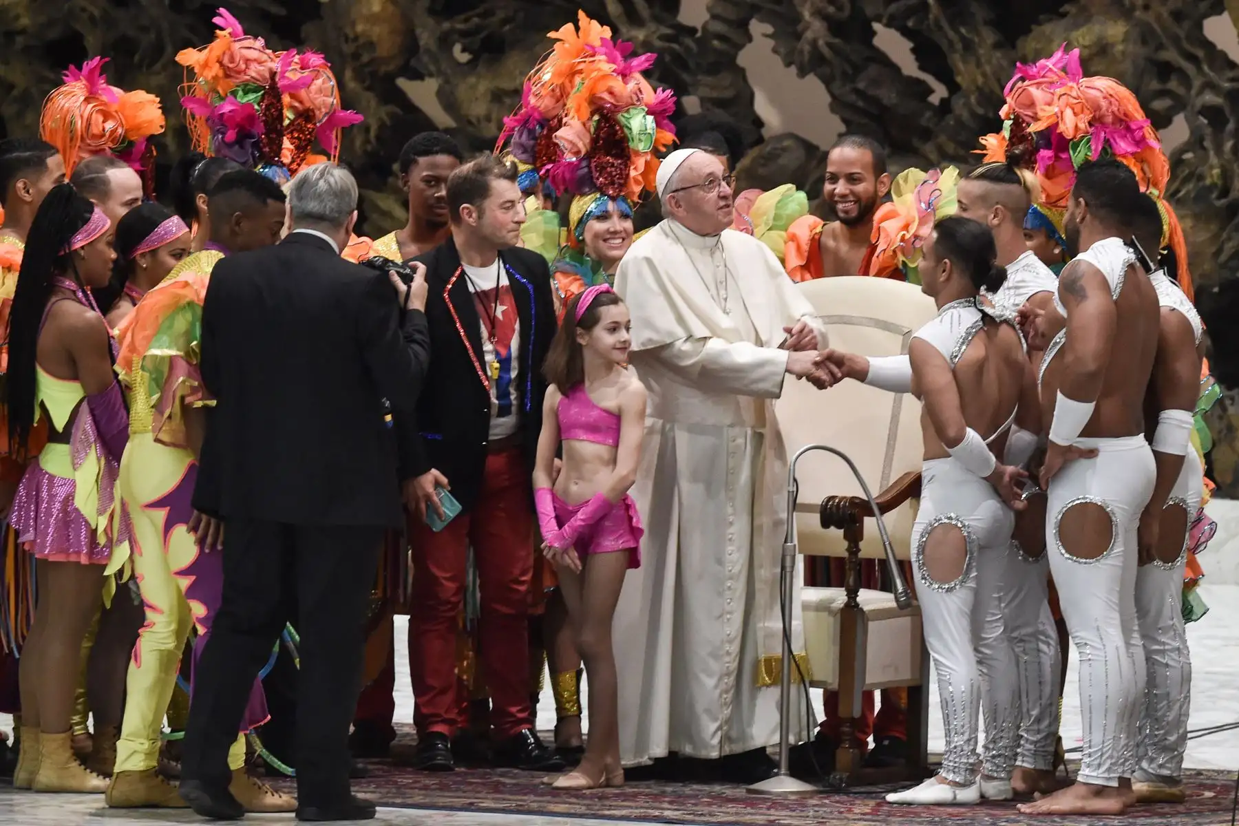 El Papa Francisco saluda a los artistas del circo de Cuba durante una audiencia general semanal en el salón Pablo VI. AFP