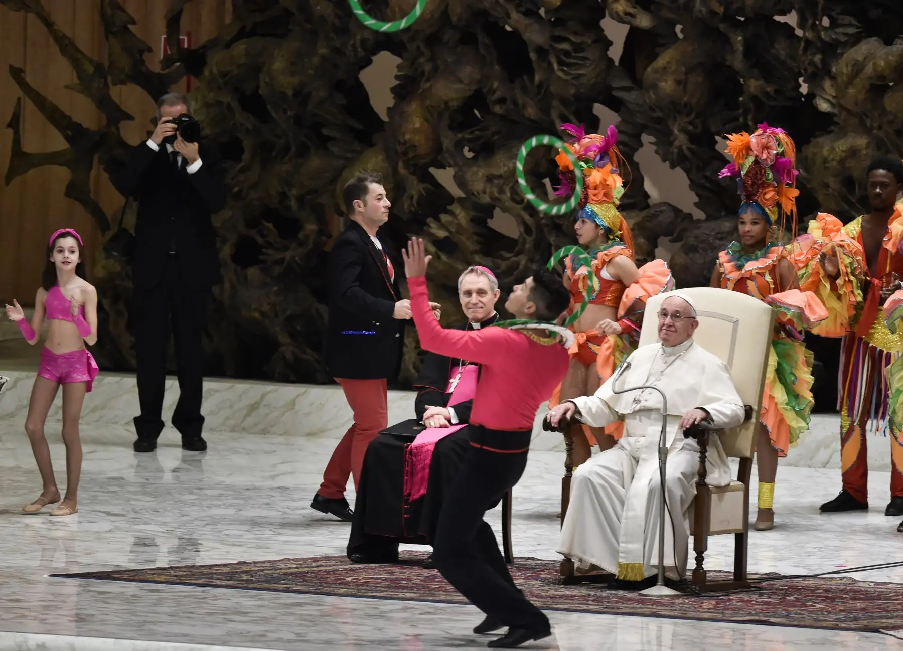 El papa Francisco ve a un artista del circo de Cuba haciendo malabares durante la audiencia general semanal en el salón Pablo VI. AFP