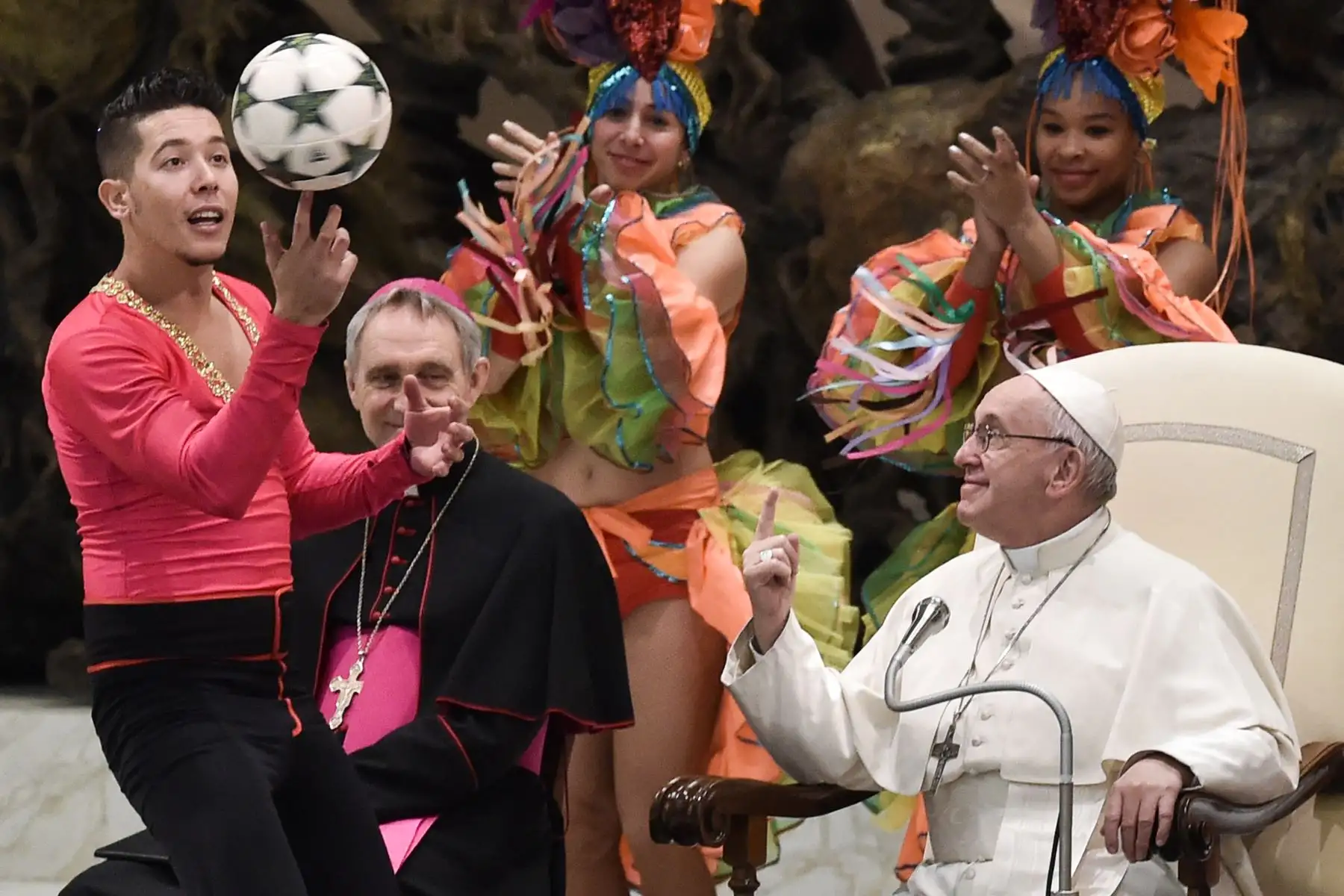 El Papa Francisco ve a un artista del circo de Cuba haciendo malabares con una pelota durante la audiencia general semanal en el salón Pablo VI. AFP