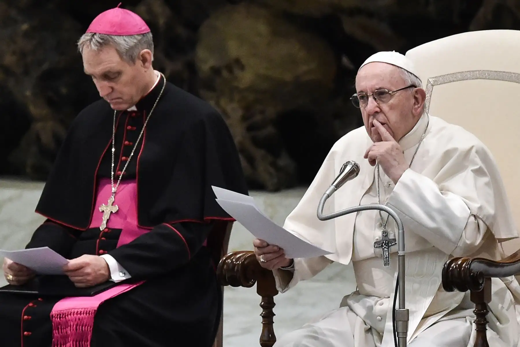 El Papa Francisco, flanqueado por el Prefecto de la Casa Papal, Georg Ganswein, habla durante la audiencia general semanal en Pablo VI. AFP