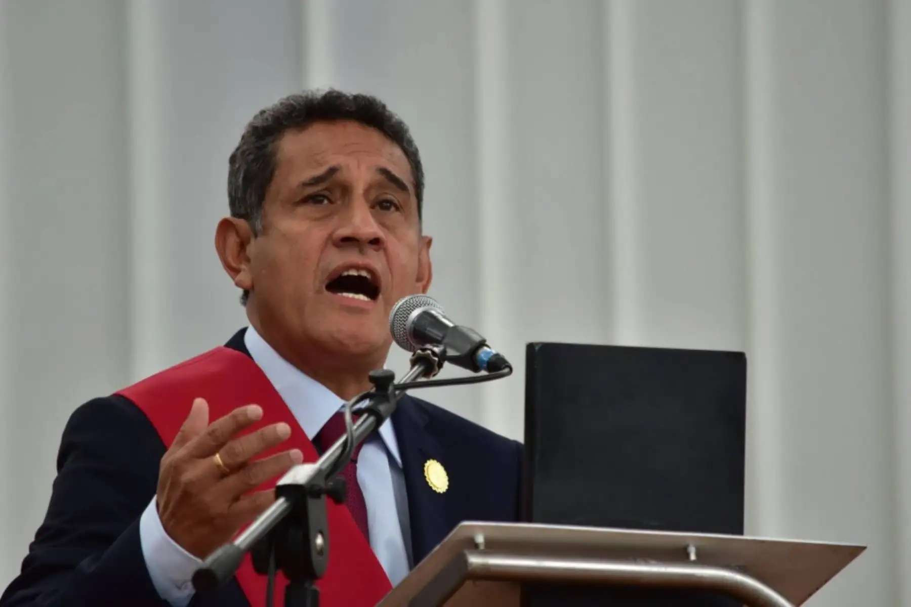 Gobernador regional de Cajamarca, Mesías Guevara Amasifuén, jura al cargo para el período 2019-2022.