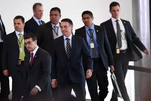 El presidente de Brasil, Jair Bolsonaro (C), rodeado de guardaespaldas, llega al Palacio de Planalto en Brasilia, el 2 de enero de 2019 Foto: AFP
