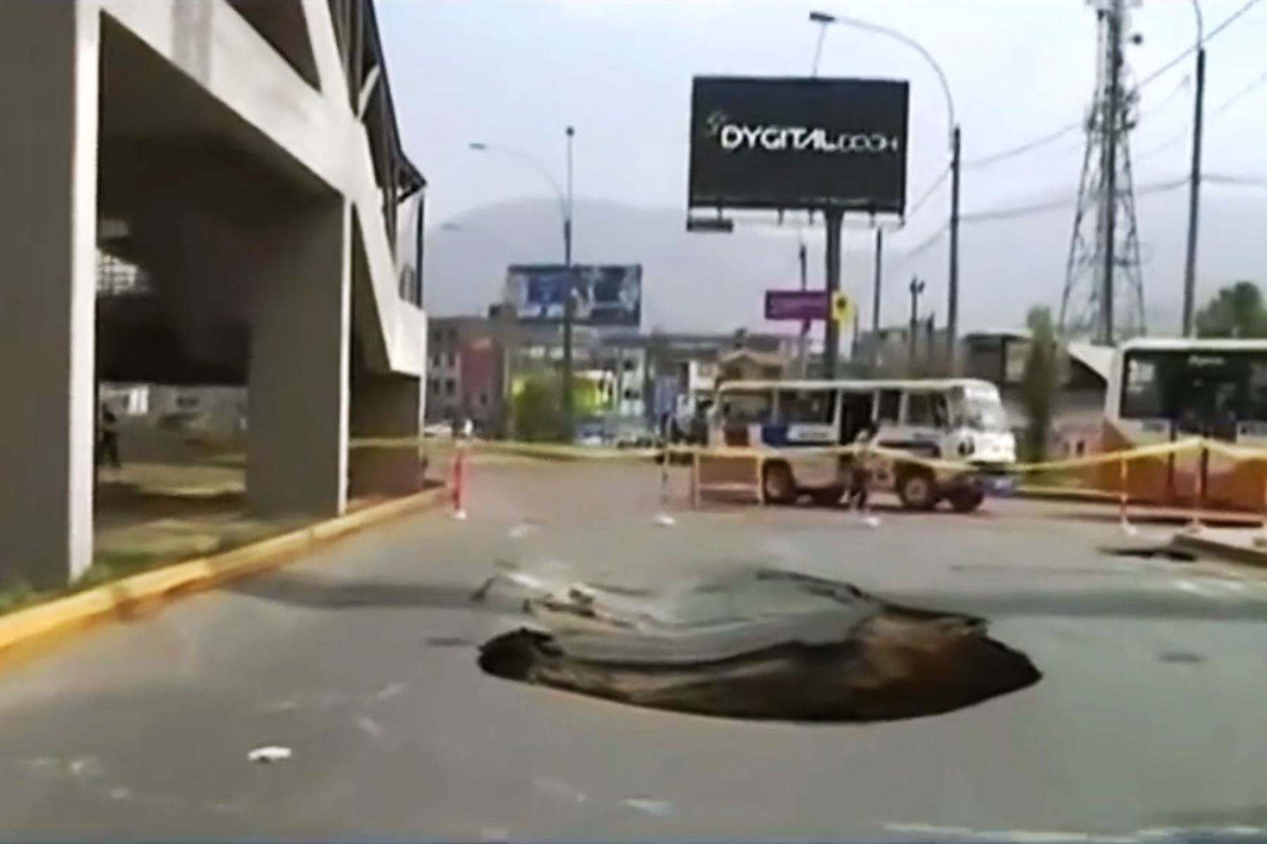 Reportan enormes forados cerca a estructura del Metro de Lima. Foto: captura TV.