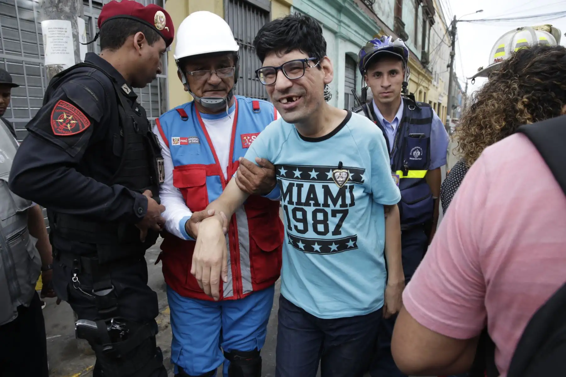 Joven fue rescatado durante el derrumbe de un solar antiguo ubicado en el centro de Lima. Foto: ANDINA/Nathalie Sayago