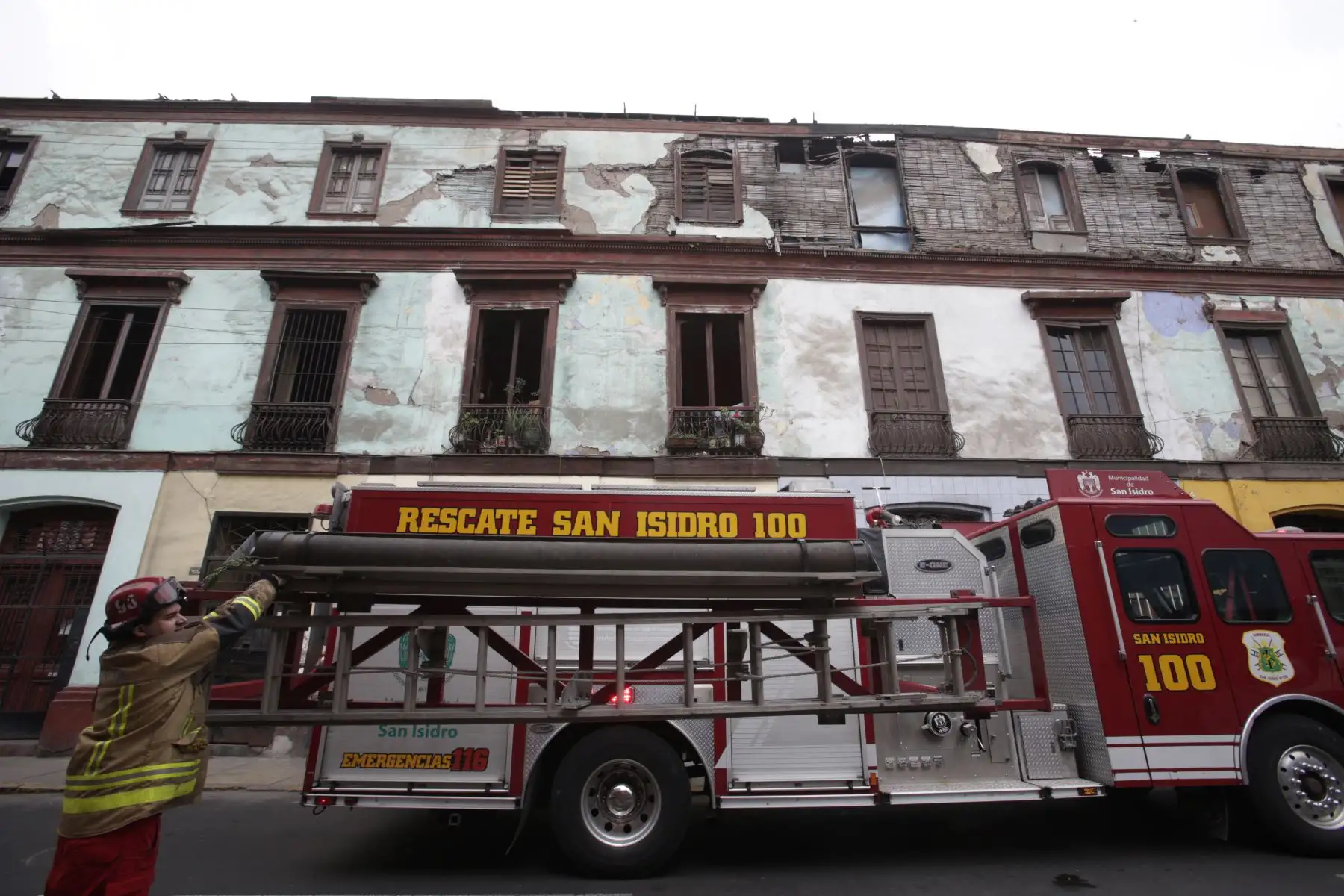 12 unidades de bomberos llegaron hasta la zona donde se levantaba este solar, ubicado en el 727 del jirón Callao, y donde residían 40 familias que han quedado damnificadas.Foto: ANDINA/Nathalie Sayago