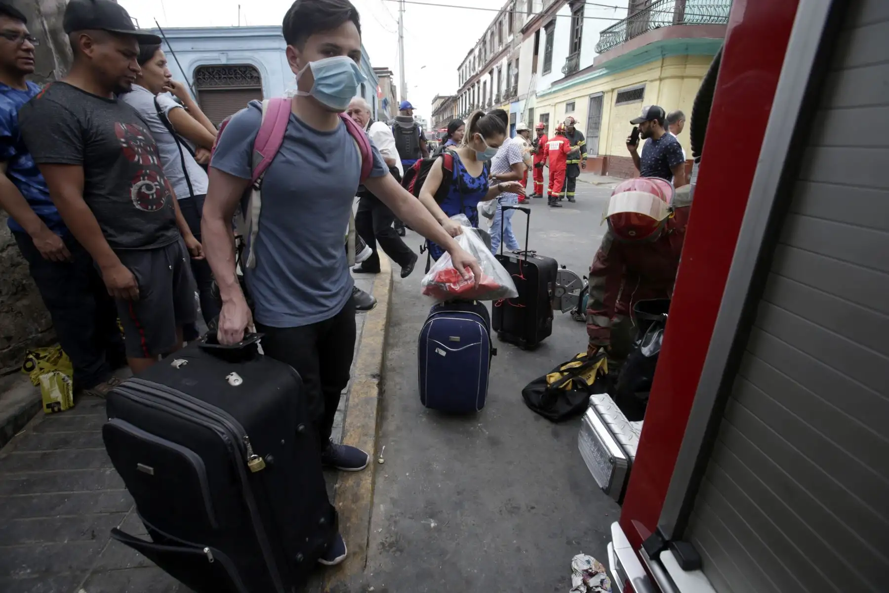 51 personas fueron rescatadas y desalojadas de un solar antiguo ubicado en el centro de Lima que se derrumbó intempestivamente. Foto: ANDINA/Nathalie Sayago