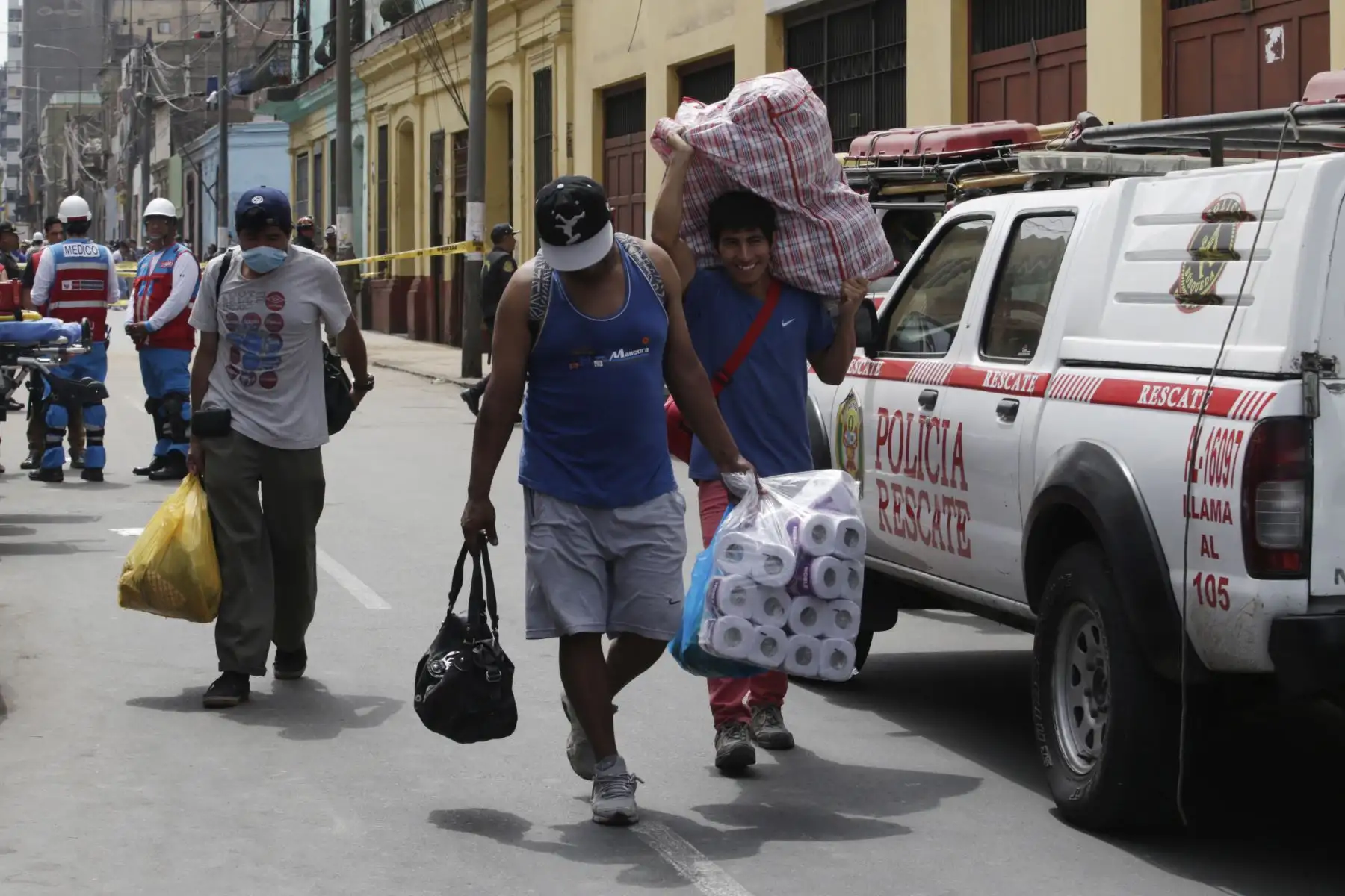 51 personas fueron rescatadas y desalojadas de un solar antiguo ubicado en el centro de Lima que se derrumbó intempestivamente esta mañana. Foto: ANDINA/Nathalie Sayago