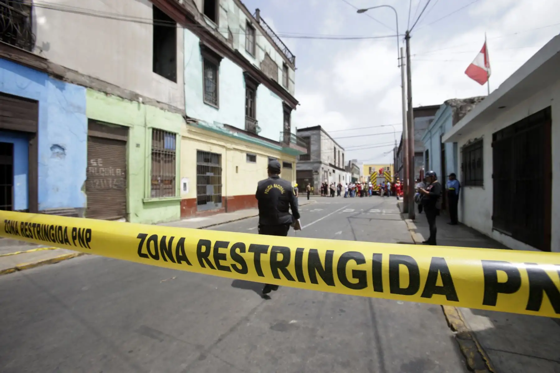 Oficiales de seguridad restringieron el perímetro aledaño a la casona donde ocurrió el derrumbe por medidas de seguridad. Foto: ANDINA/Nathalie Sayago