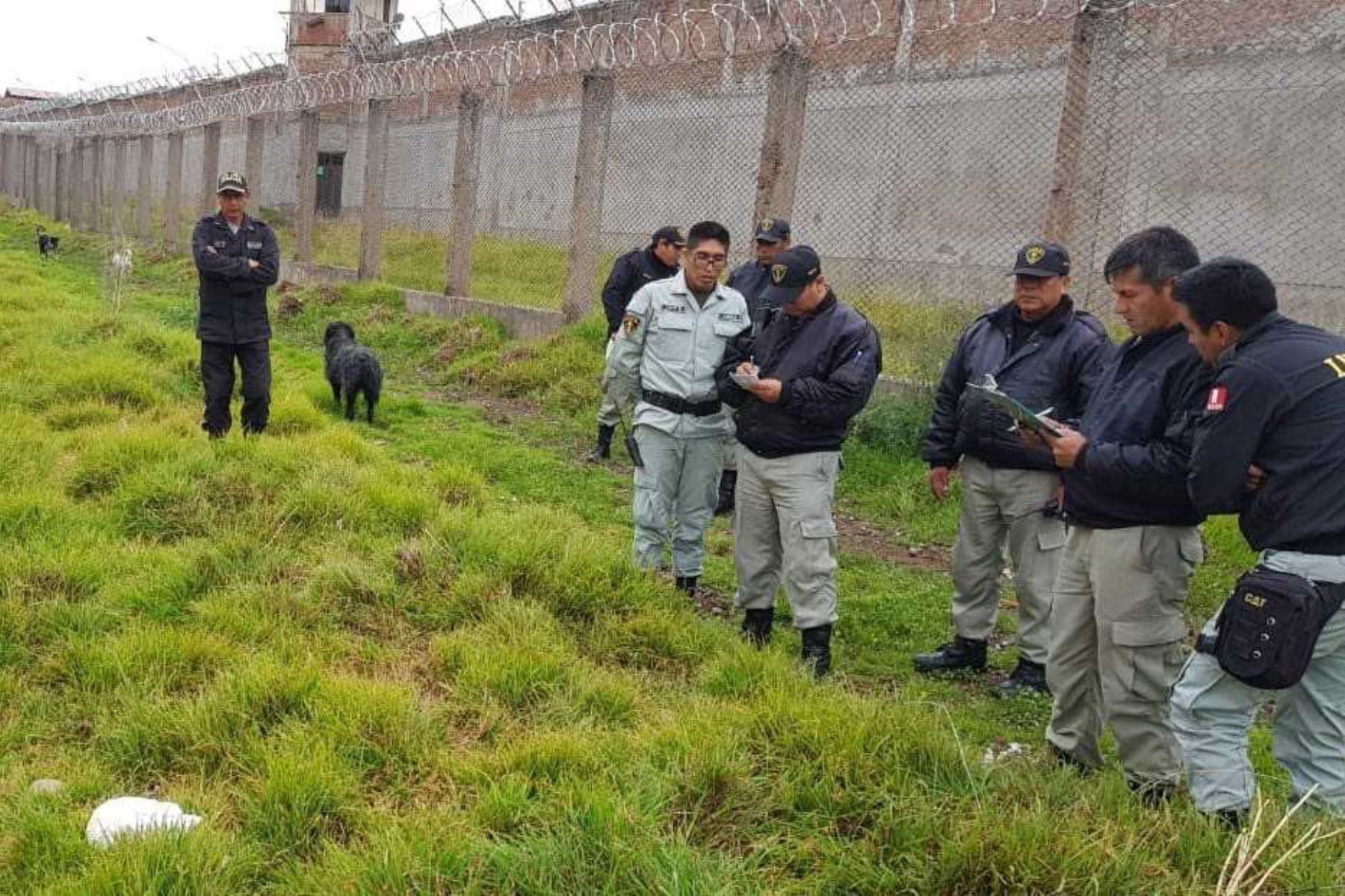 Agentes del Instituto Nacional Penitenciario (INPE) hallaron en el interior de una bolsa plástica dos paquetes precintados que contenían marihuana, celulares y accesorios que fueron lanzados por extraños al interior del establecimiento penitenciario de varones de Cusco.