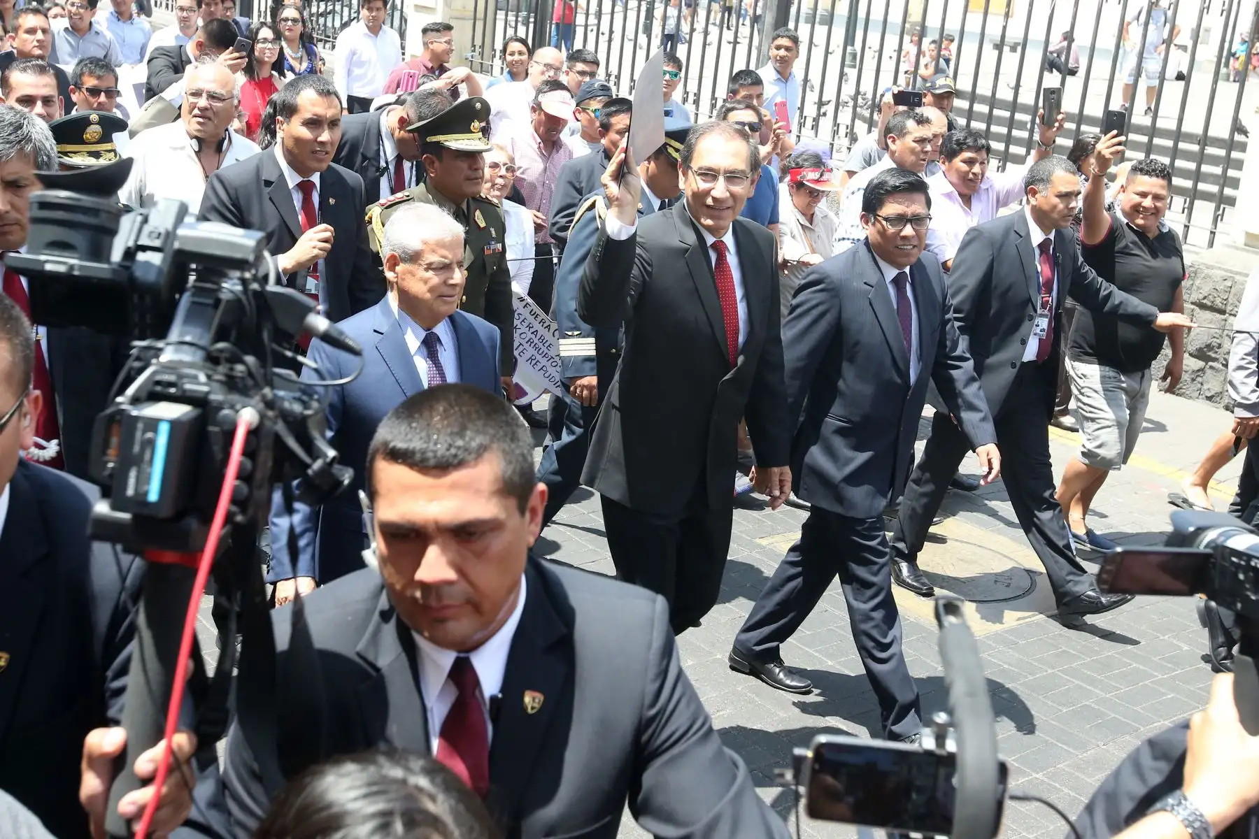 El presidente de la República, Martín Vizcarra, entregó al Congreso el proyecto de ley que declara en emergencia el Ministerio Público (MP). Foto: ANDINA/Vidal Tarqui