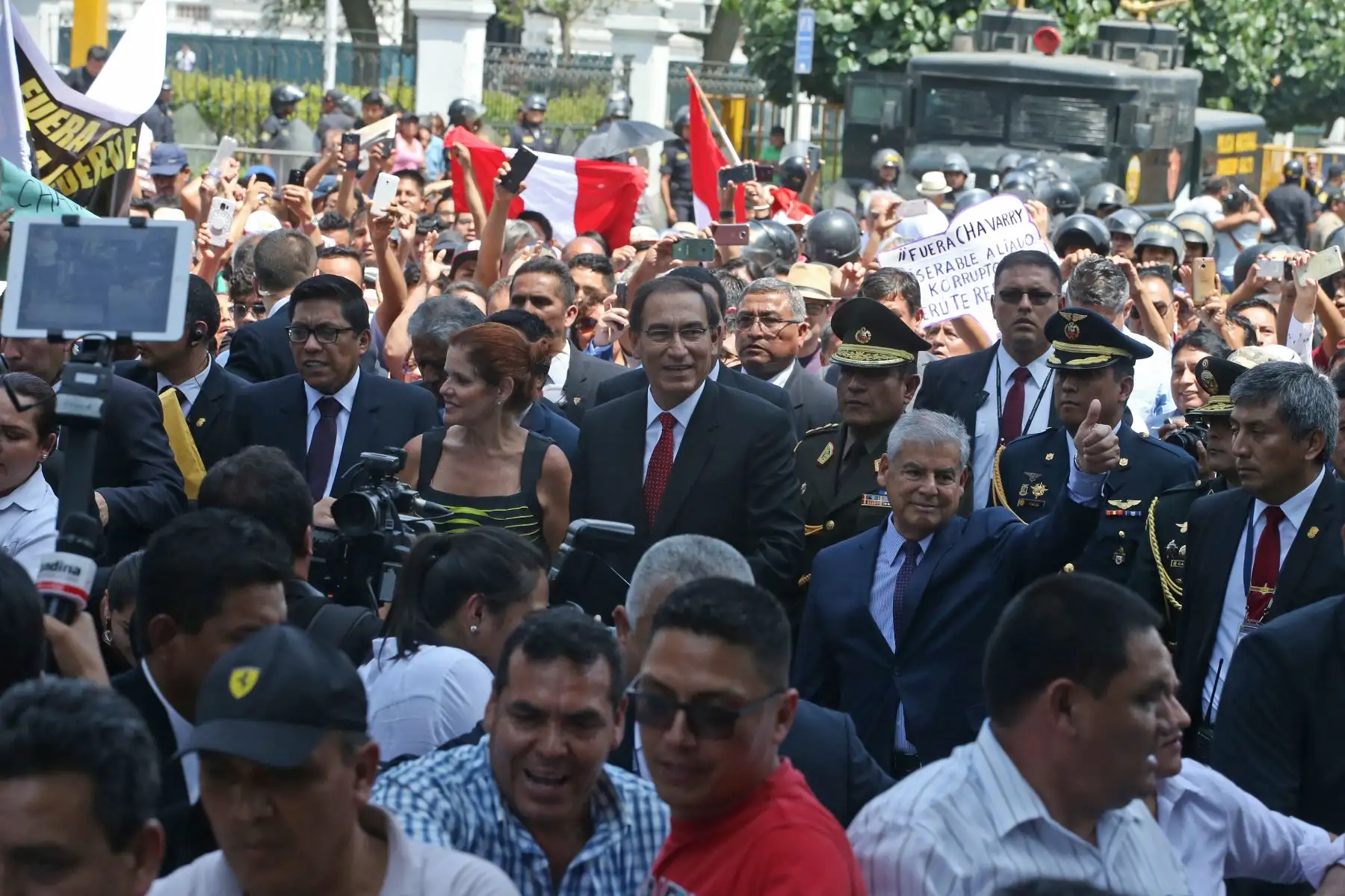 El presidente de la República, Martín Vizcarra, entregó al Congreso el proyecto de ley que declara en emergencia el Ministerio Público (MP). Foto: ANDINA/Vidal Tarqui