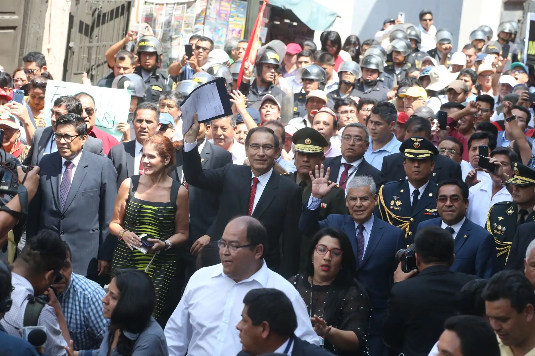 El presidente de la República, Martín Vizcarra, entregó al Congreso el proyecto de ley que declara en emergencia el Ministerio Público (MP). Foto: ANDINA/Vidal Tarqui