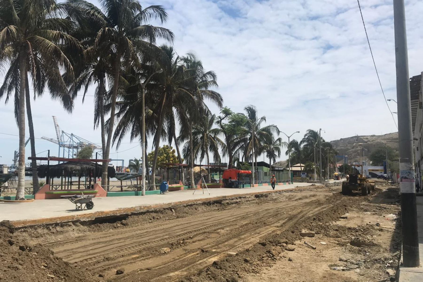 Avanzan trabajos de reconstrucción de la vía del malecón Jorge Chávez, en el puerto de Paita, región Piura.