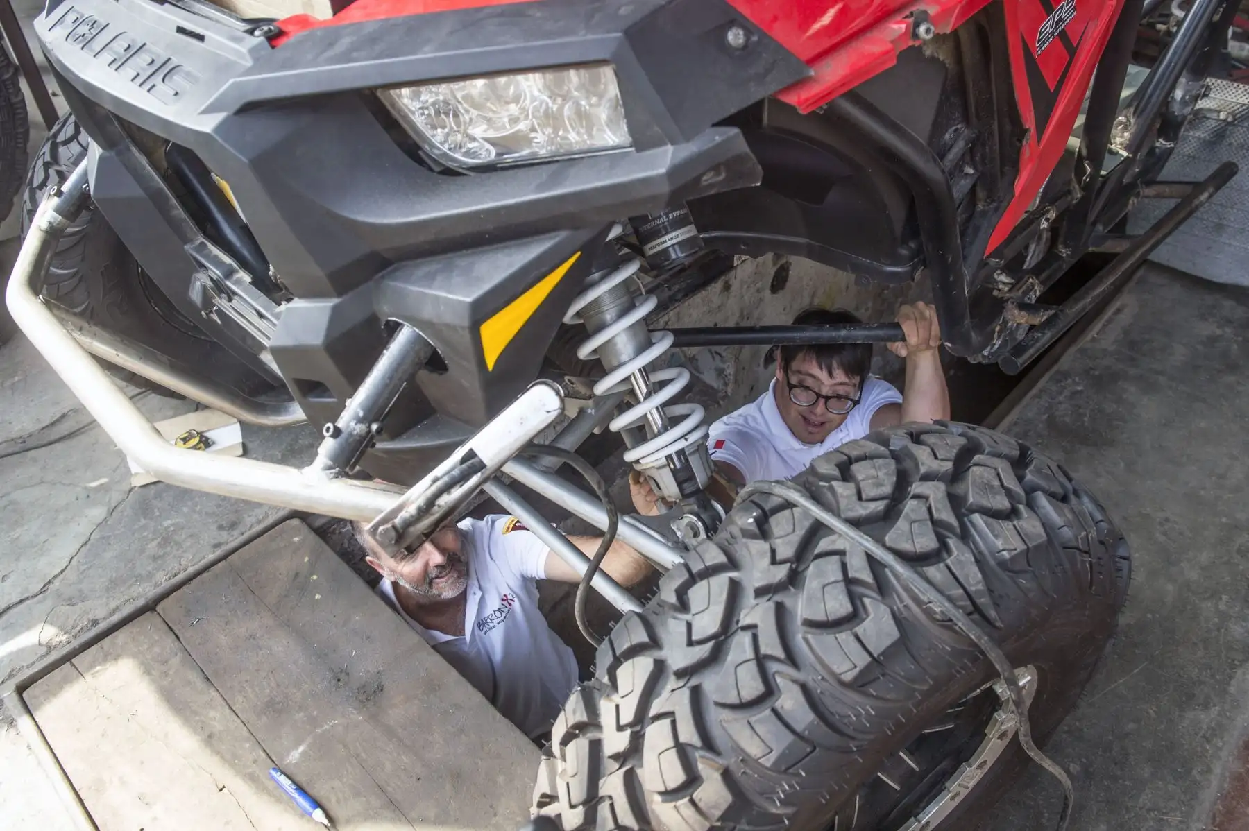 Jacques Barron  junto a su  hijo y copiloto Lucas Barron, de 25 años, preparan su automóvil para participar en el próximo Rally Dakar  Foto: AFP