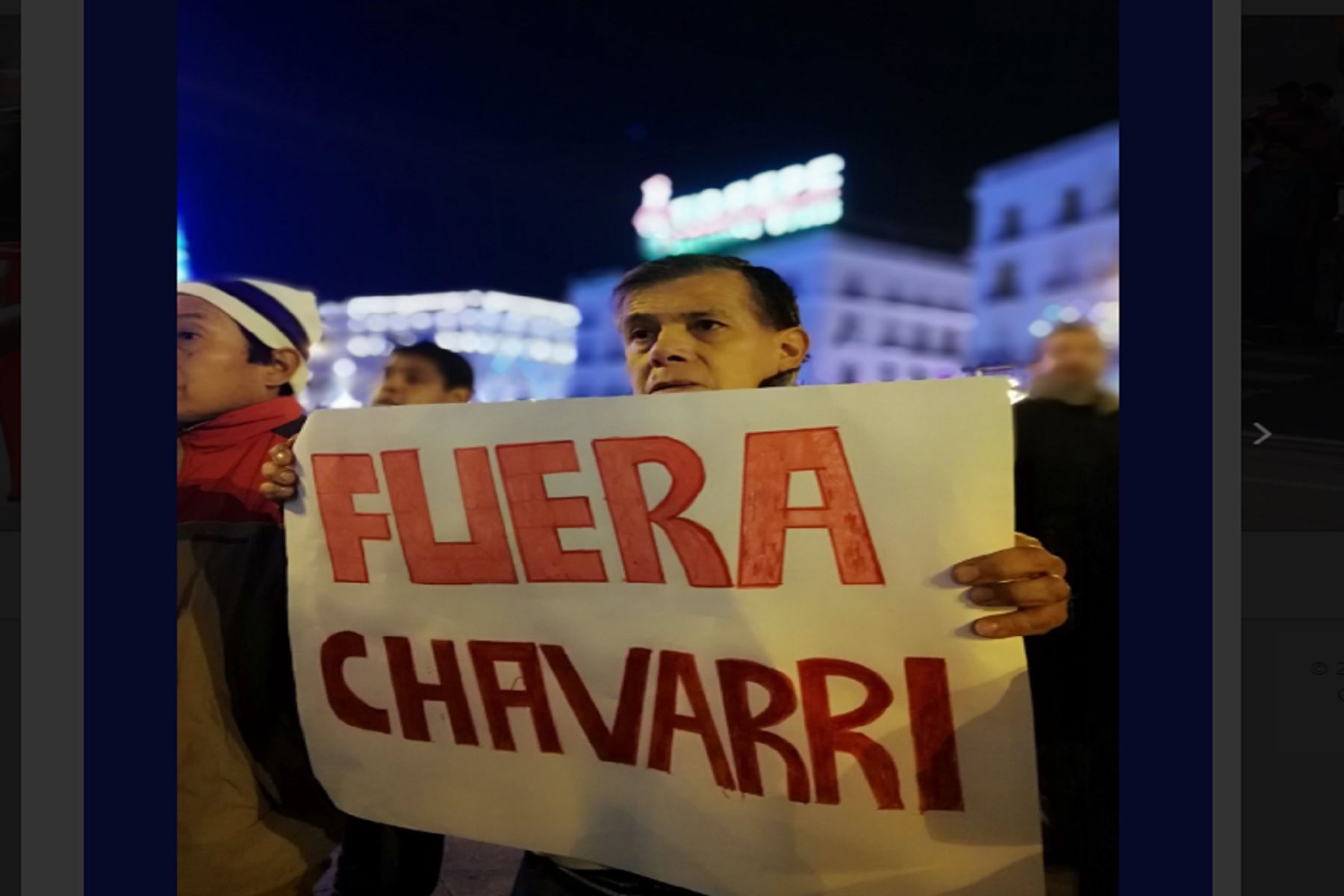 Peruanos en Madrid realizan plantón para exigir salida de Chávarry