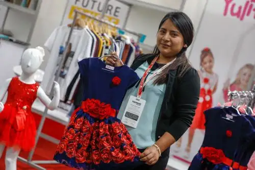 Las prendas de vestir son una buena opción para su regalo navideño. ANDINA/Difusión