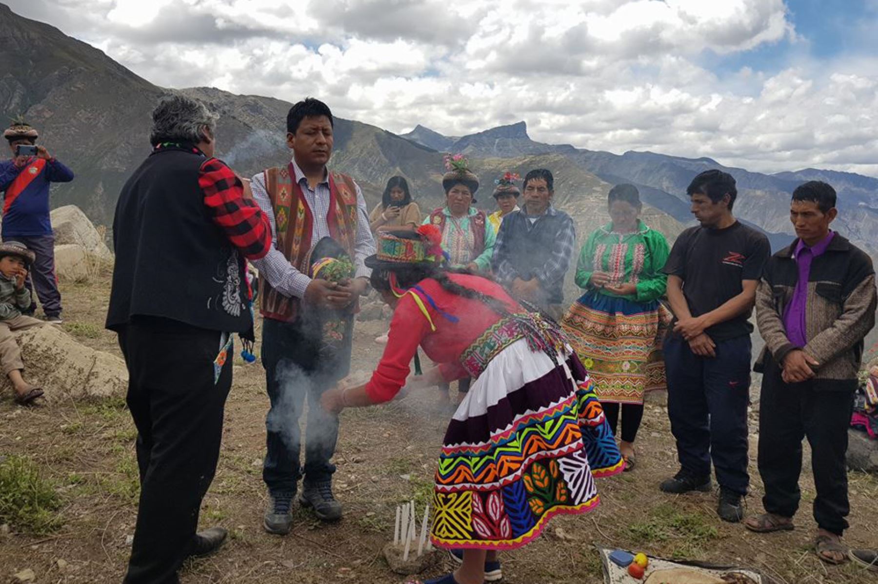 Con ceremonia ancestral, el alcalde del distrito de Sarhua, Juan Pablo Quichua Baldeón, y su cuerpo de regidores iniciaron gestión 2019-2022.