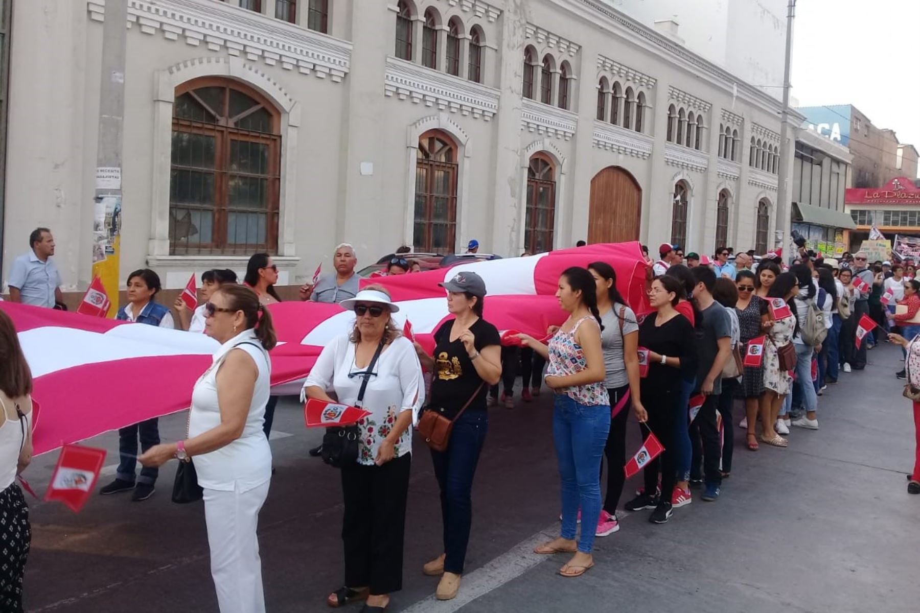 Movilización ciudadana se moviliza por las principales calles de la ciudad de Chiclayo para demandar la renuncia del fiscal de la Nación, Pedro Chávarry.