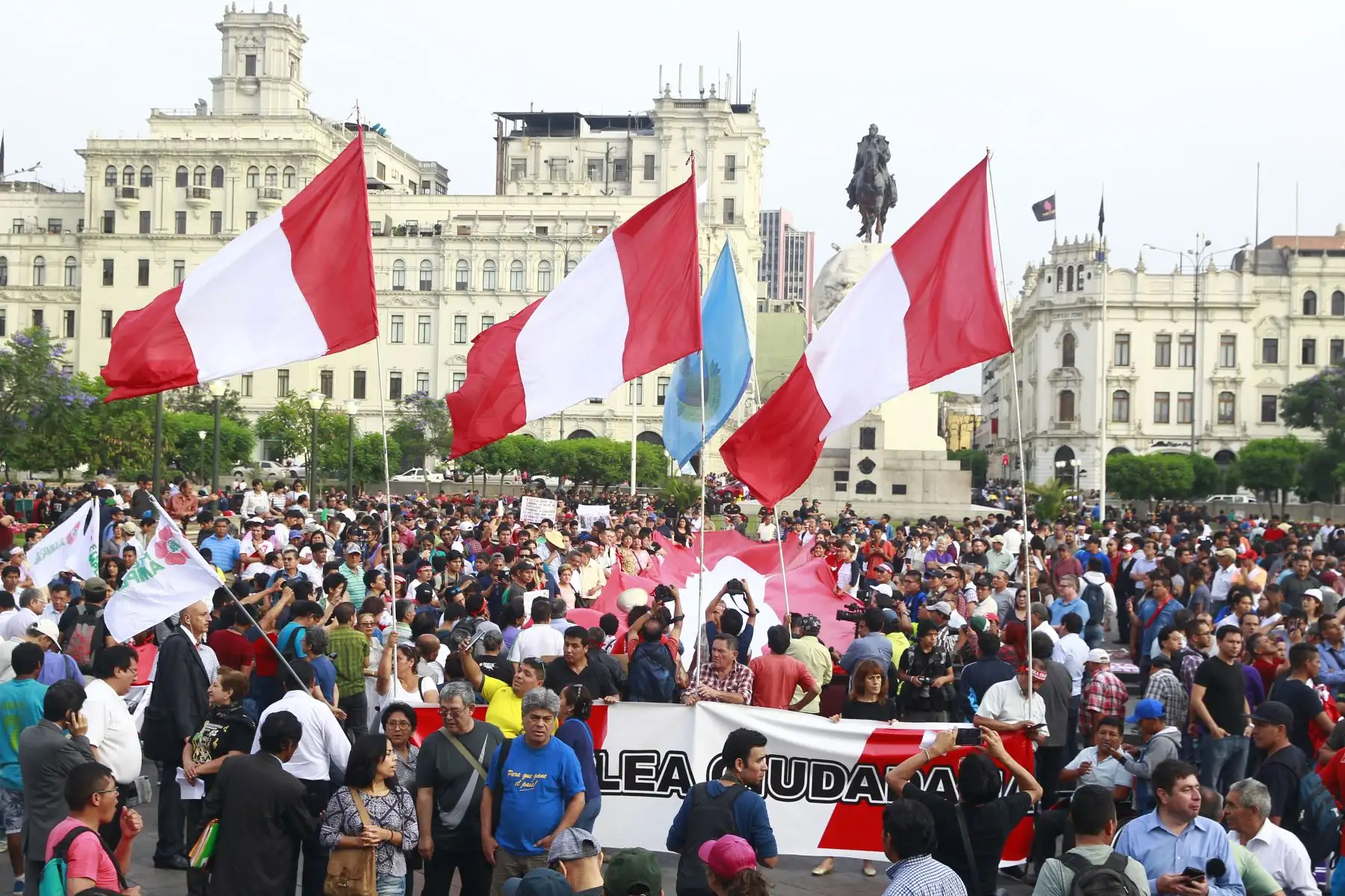 Manifestantes salen a marchar en contra del fiscal Pedro Chavarry desde la plaza San Martin.Foto: ANDINA/Eddy Ramos