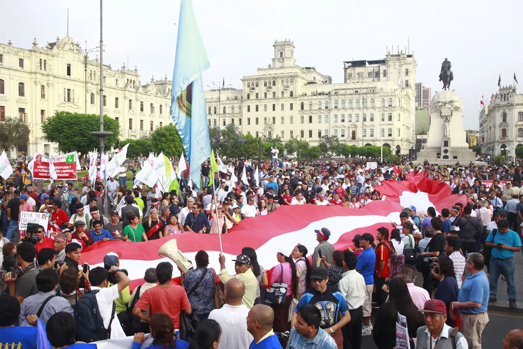 Manifestantes salen a marchar en contra del fiscal Pedro Chavarry desde la plaza San Martin.Foto: ANDINA/Eddy Ramos